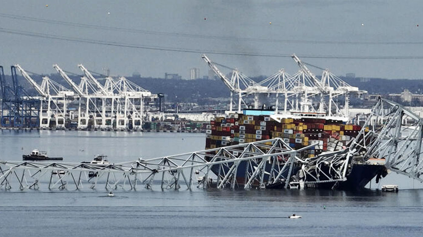 Los equipos retiran los primeros escombros tras el colapso del puente de Baltimore