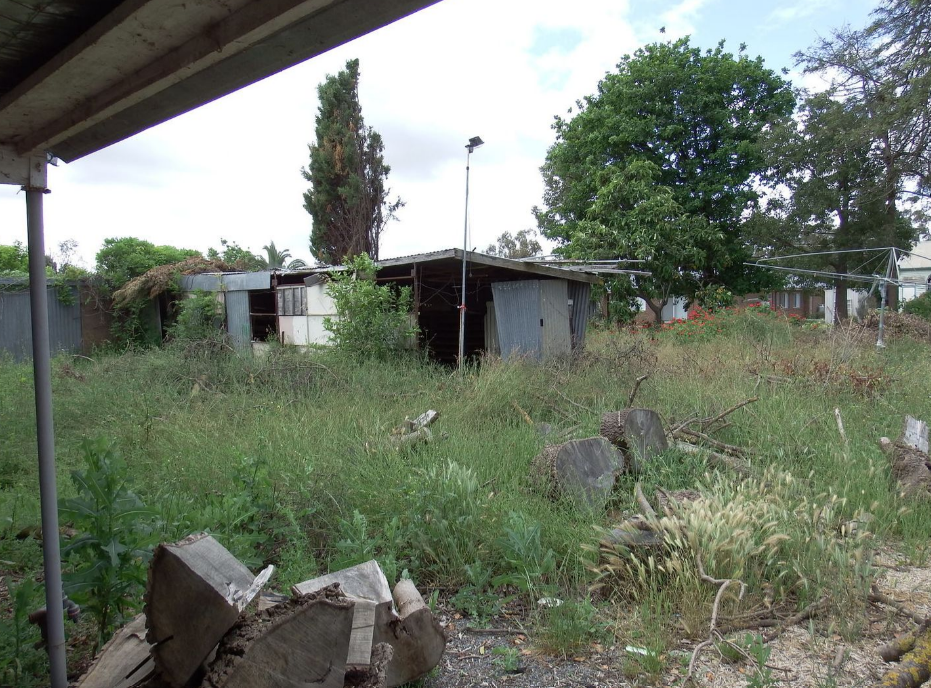 Property in rural Victoria without walls hits the market for $220,000.