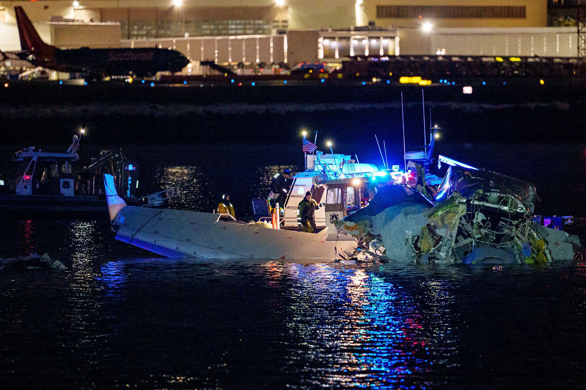 Las unidades de respuesta de emergencia evalúan los restos de los aviones en el río Potomac, cerca del Aeropuerto Nacional Reagan, el 30 de enero.