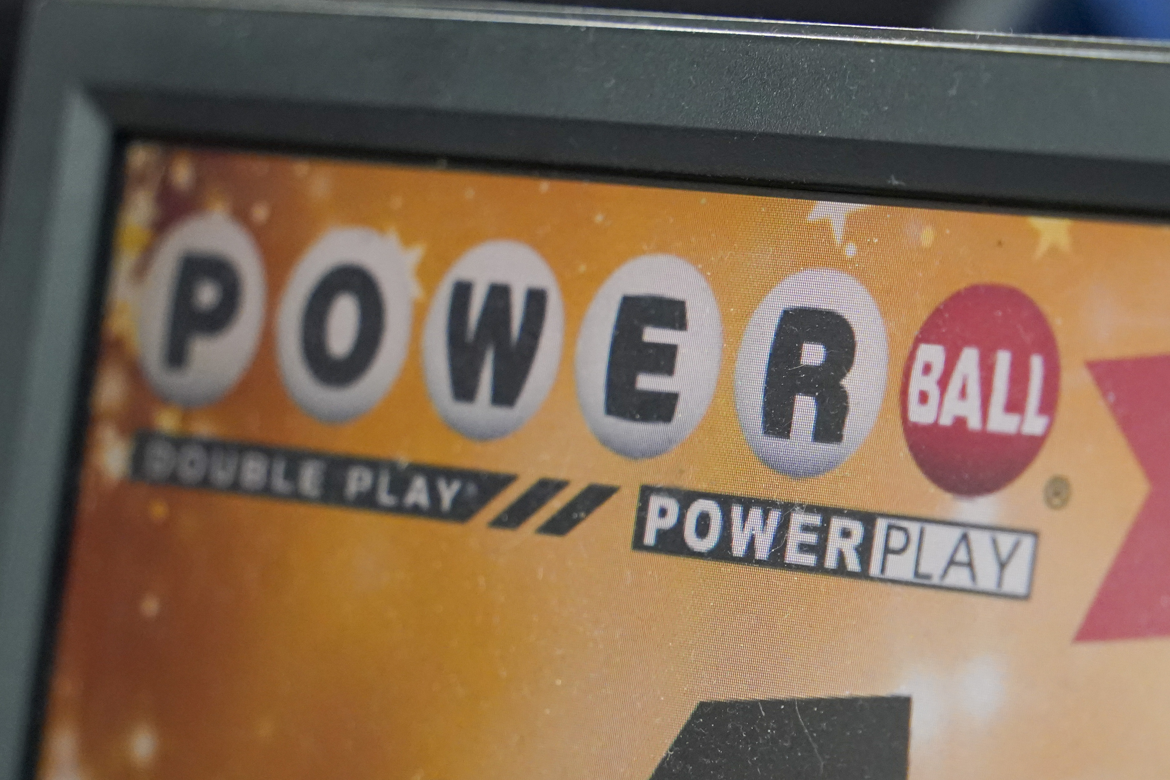 Un panel publicitario anuncia boletos para un sorteo de Powerball en una tienda de conveniencia en Estados Unidos.