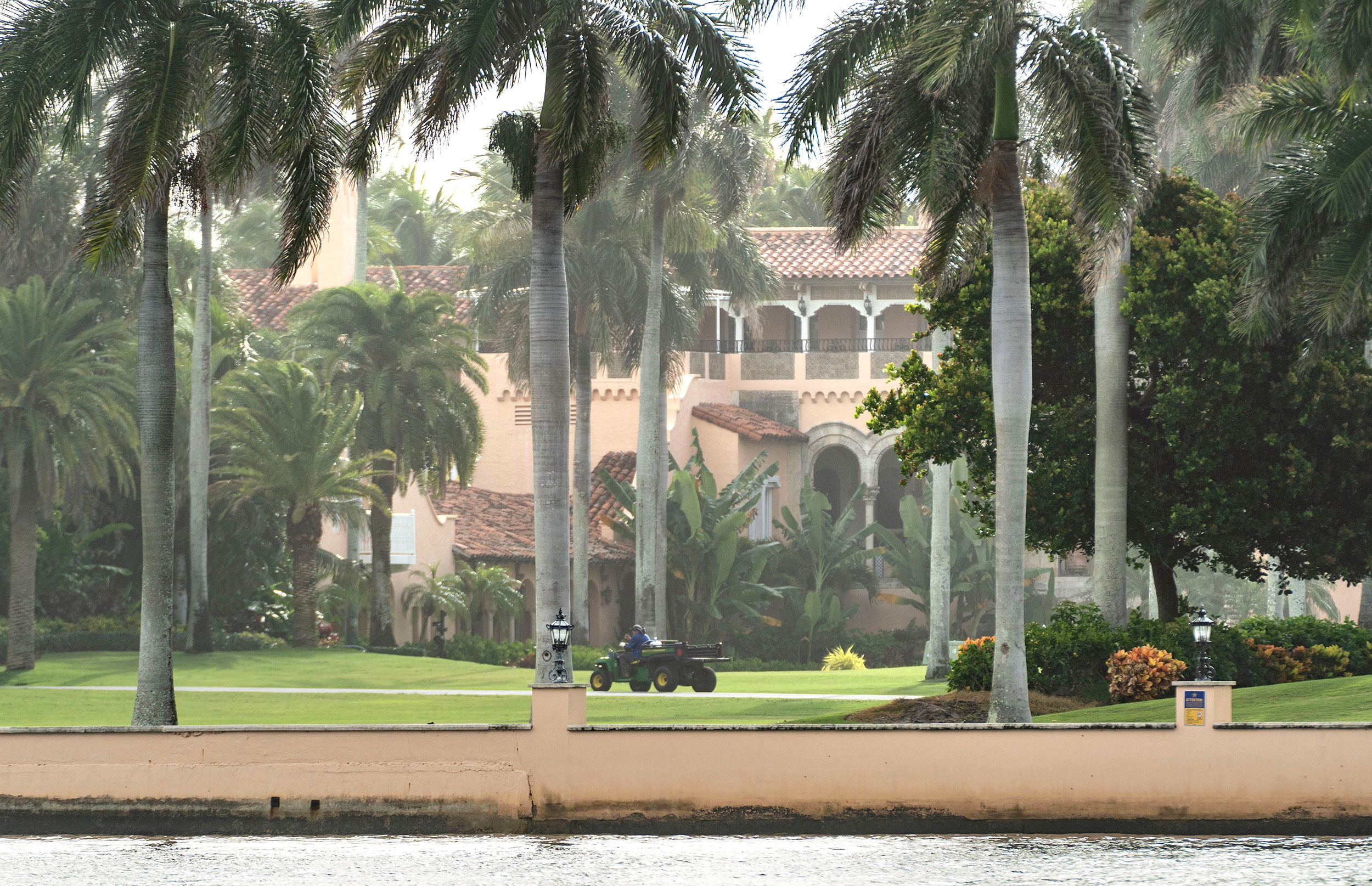 Un jardinero trabaja en la propiedad de Donald Trump, llamada Mar-a-Lago.