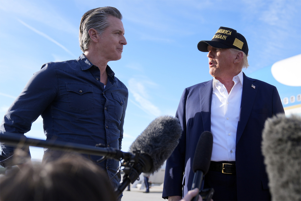 El presidente Donald Trump habla con el gobernador de California Gavin Newsom después de llegar a Air Force One al aeropuerto internacional de Los Ángeles en Los Ángeles.