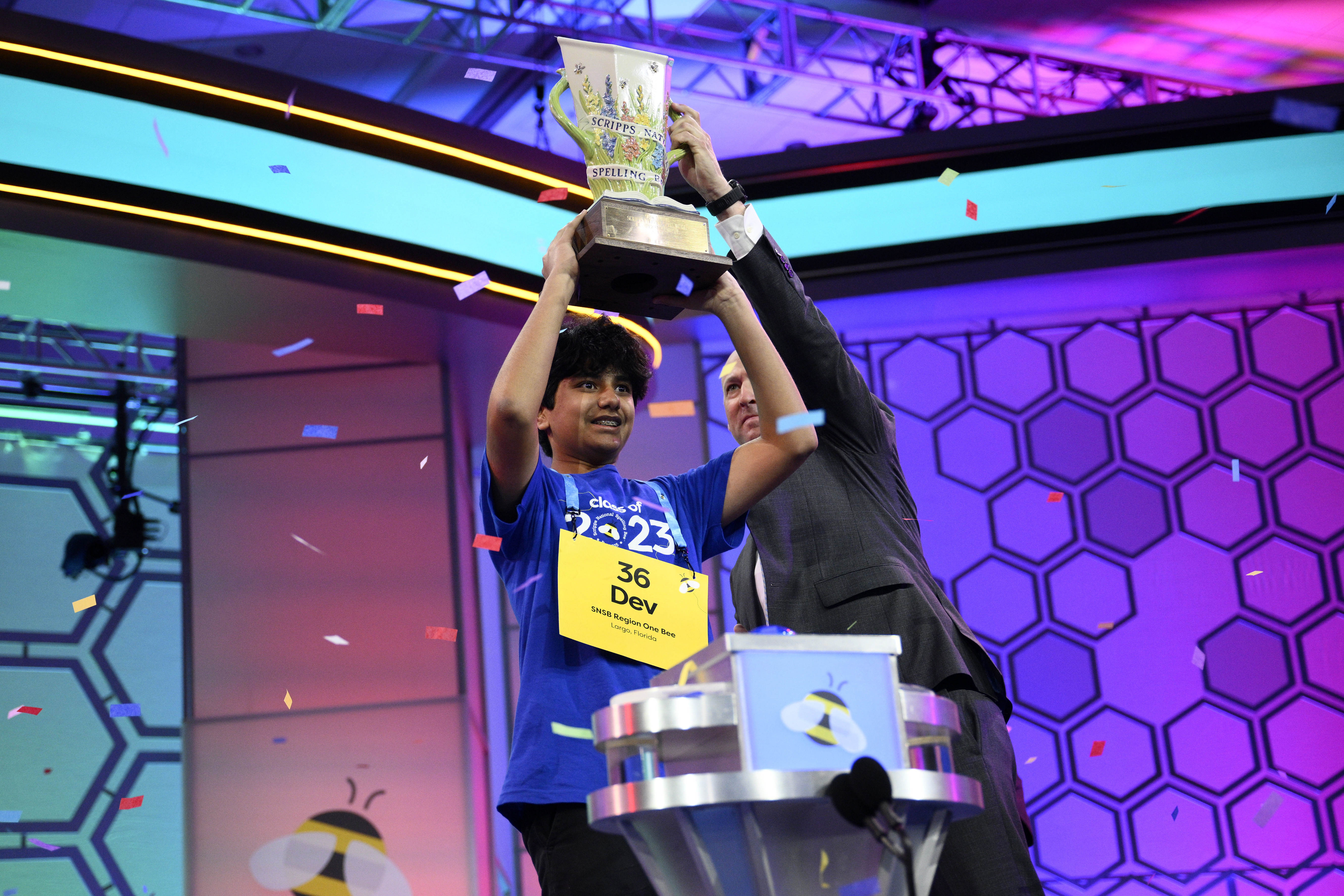 El campeón nacional de ortografía, Dev Shah, pasa de estar "desanimado" a absorber el momento