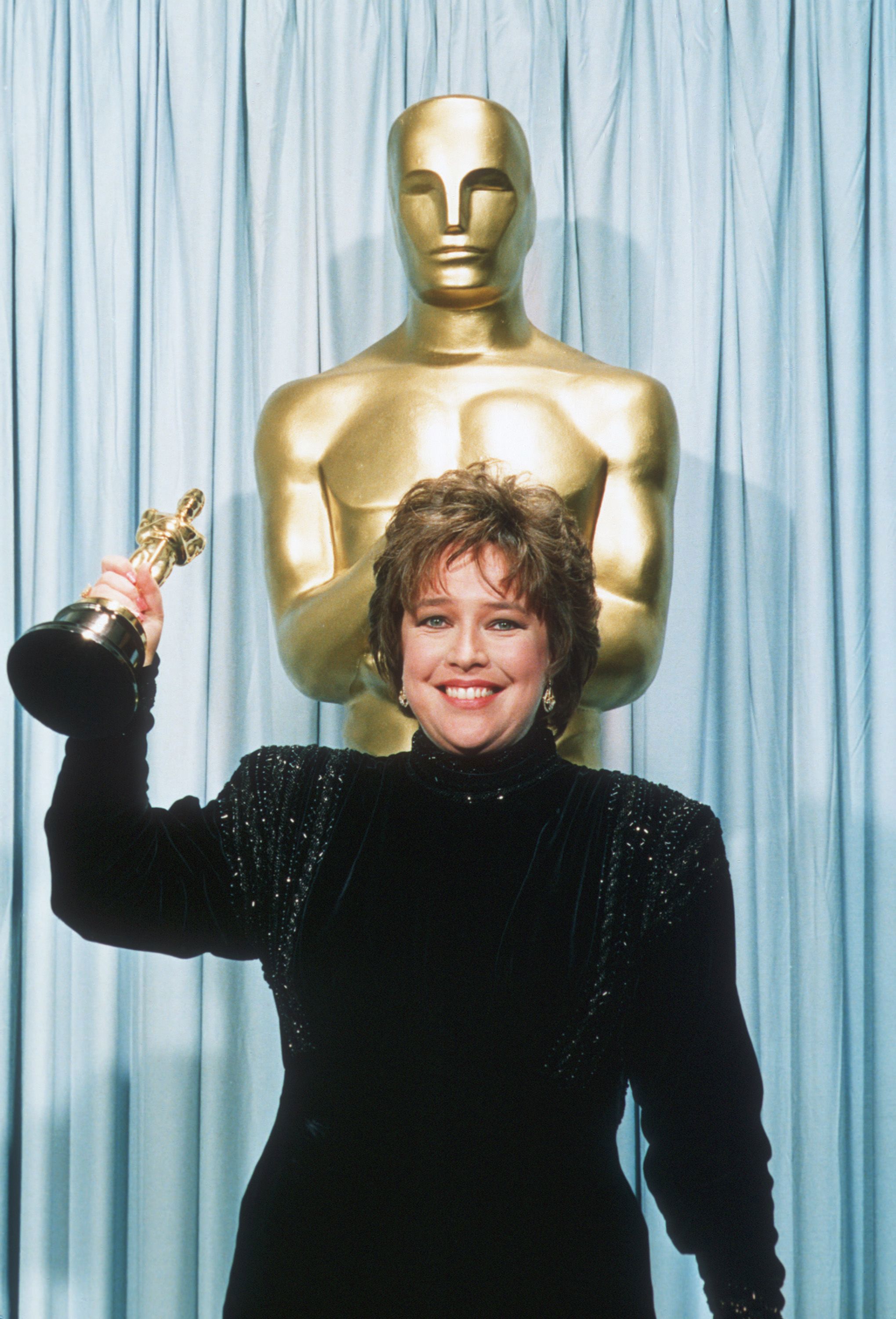 Kathy Bates with her Oscar