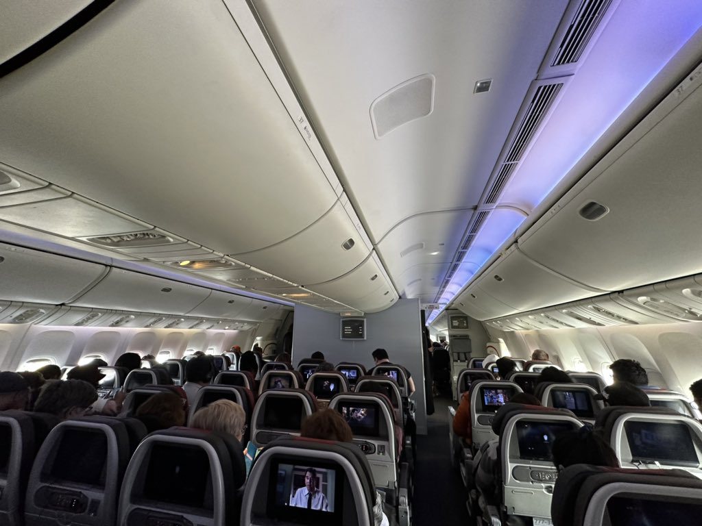 Los pasajeros del vuelo 51 de American Airlines se sentaron a bordo de su avión en el aeropuerto Heathrow de Londres durante casi tres horas, dijo un pasajero a CNN, debido a los retrasos resultantes del apagón de la FAA.