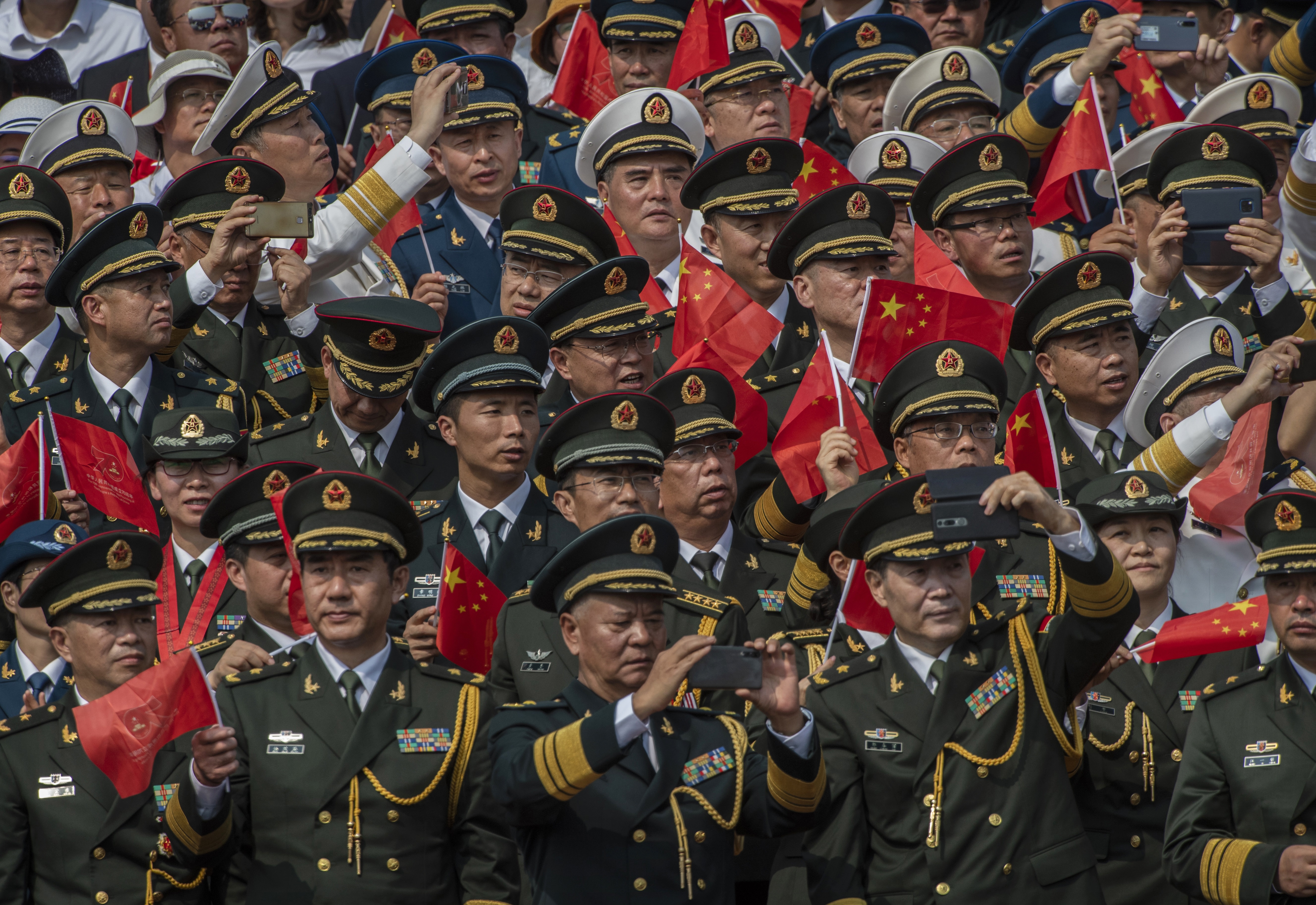 Oficiales militares chinos observan durante un desfile el 1 de octubre de 2019 para celebrar el 70º aniversario de la fundación de la República Popular China.