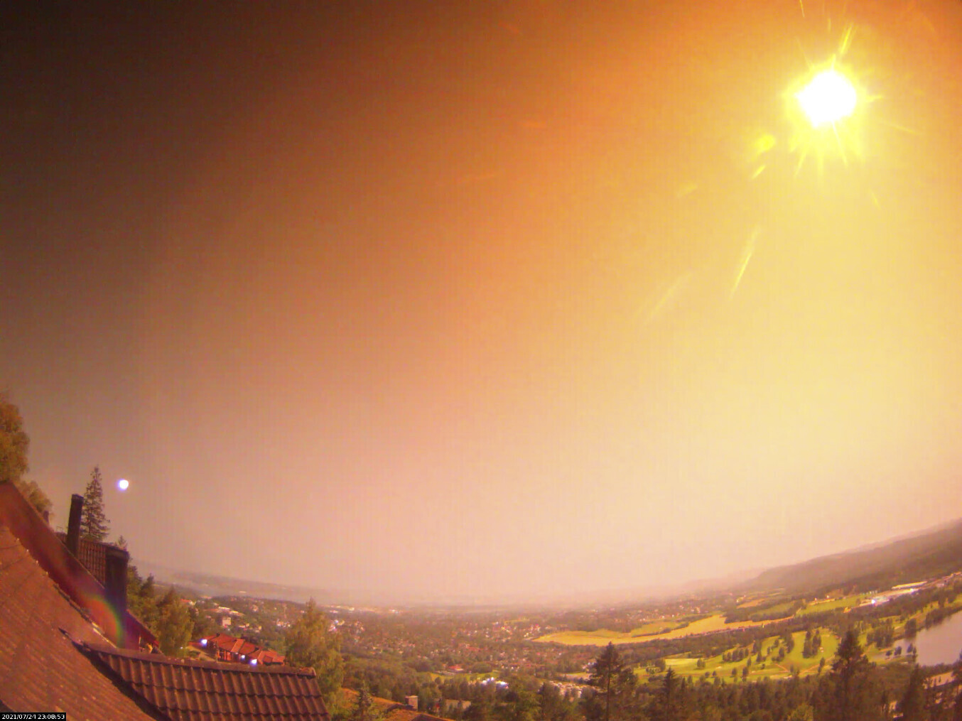An unusually large meteor was visible over large parts of southern Scandinavia and gave a powerful flash of light over Eastern Norway. 