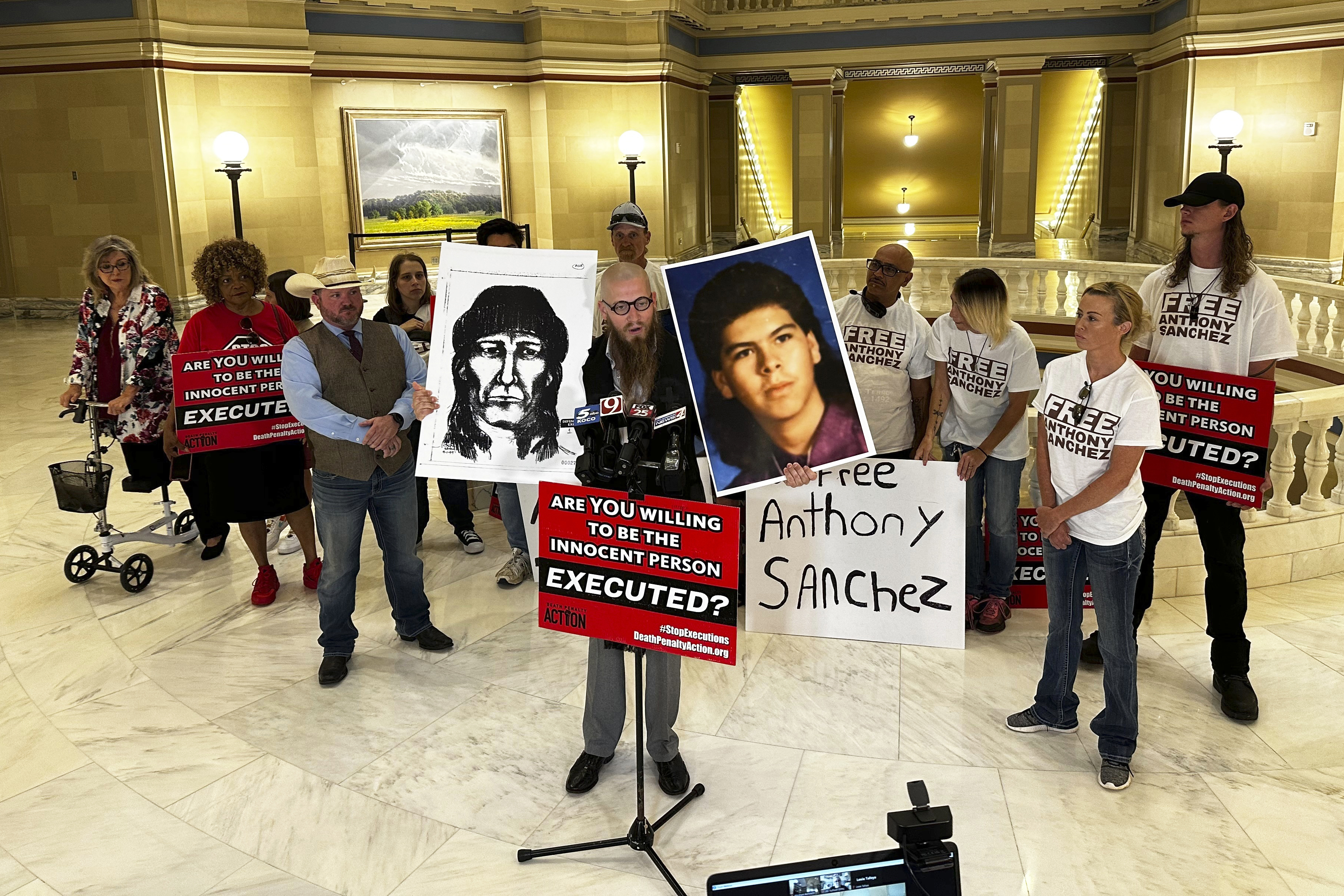 El reverendo Jeff Hood y los partidarios del condenado a muerte de Oklahoma Anthony Sánchez proclaman su inocencia durante una conferencia de prensa en el Capitolio de Oklahoma en la ciudad de Oklahoma, el 25 de mayo de 2023.  