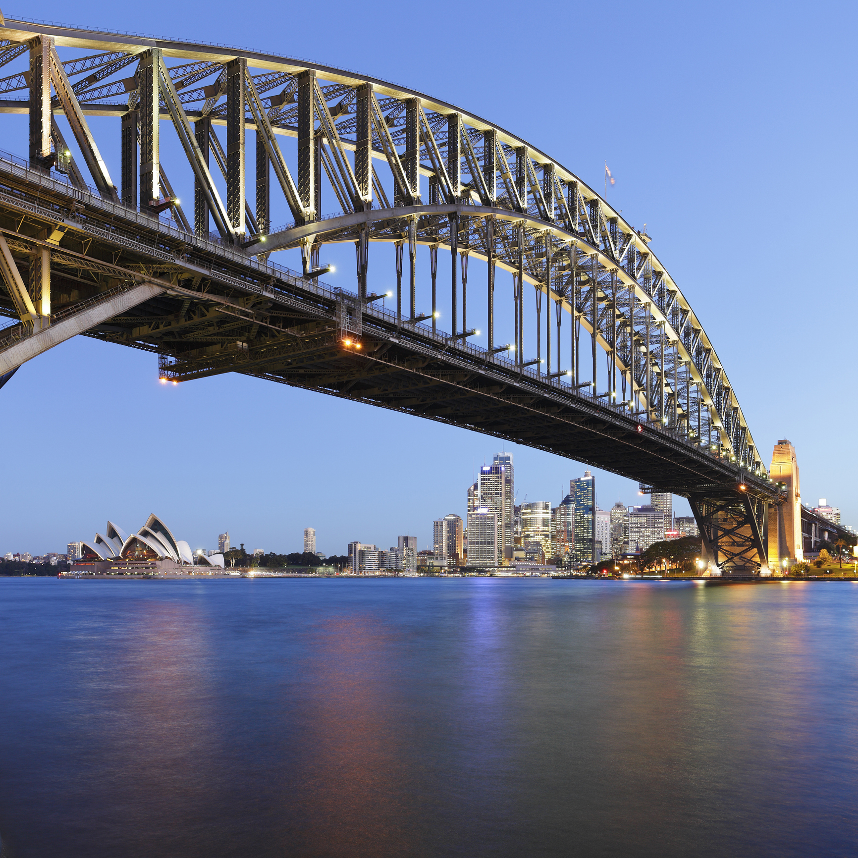 Manhunt for cleaver-wielding driver on Sydney Harbour Bridge