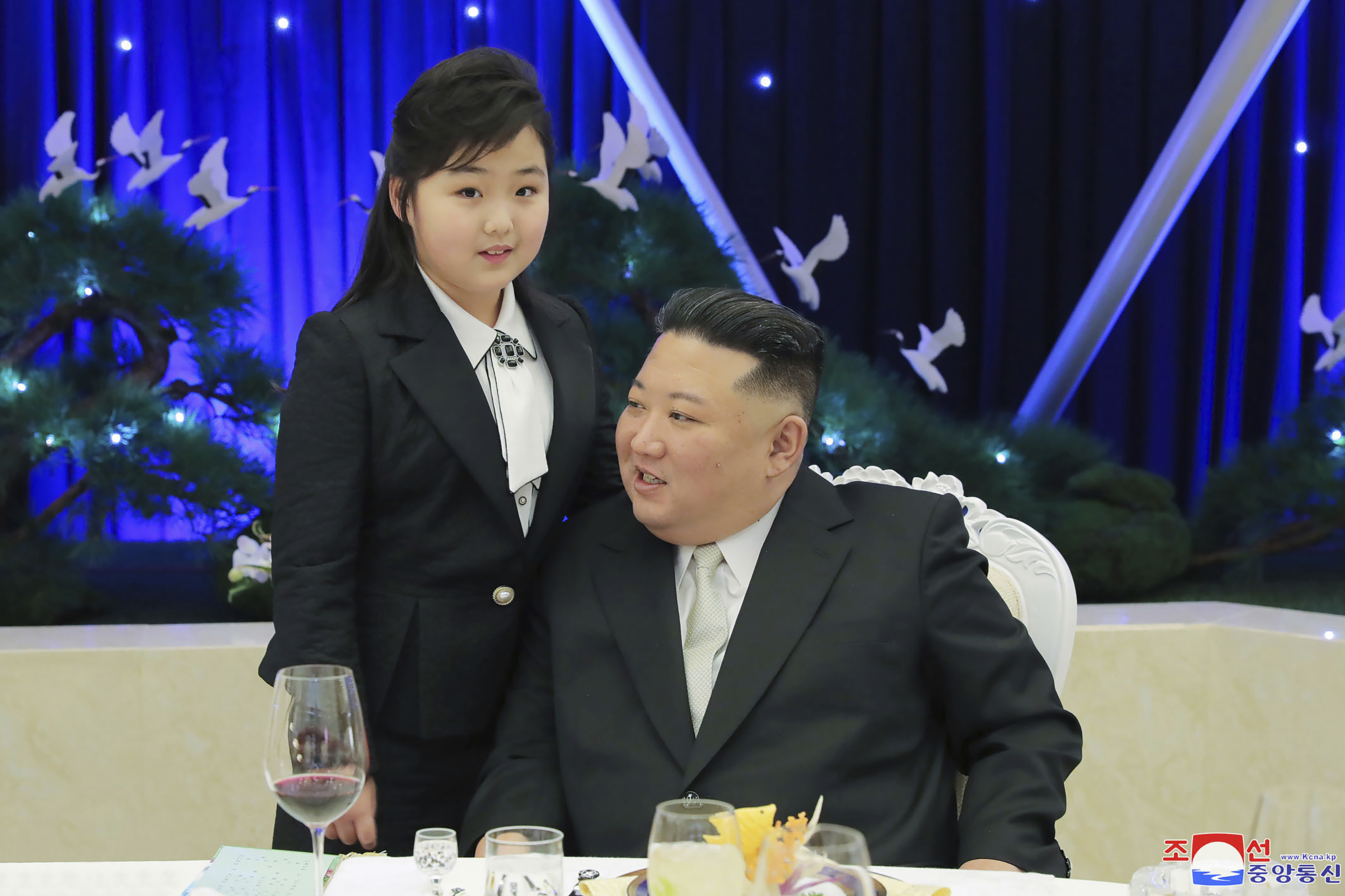 El líder norcoreano Kim Jong Un y su hija asisten a una fiesta para conmemorar el 75 aniversario de la fundación del Ejército Popular de Corea en un lugar no especificado en Corea del Norte. 