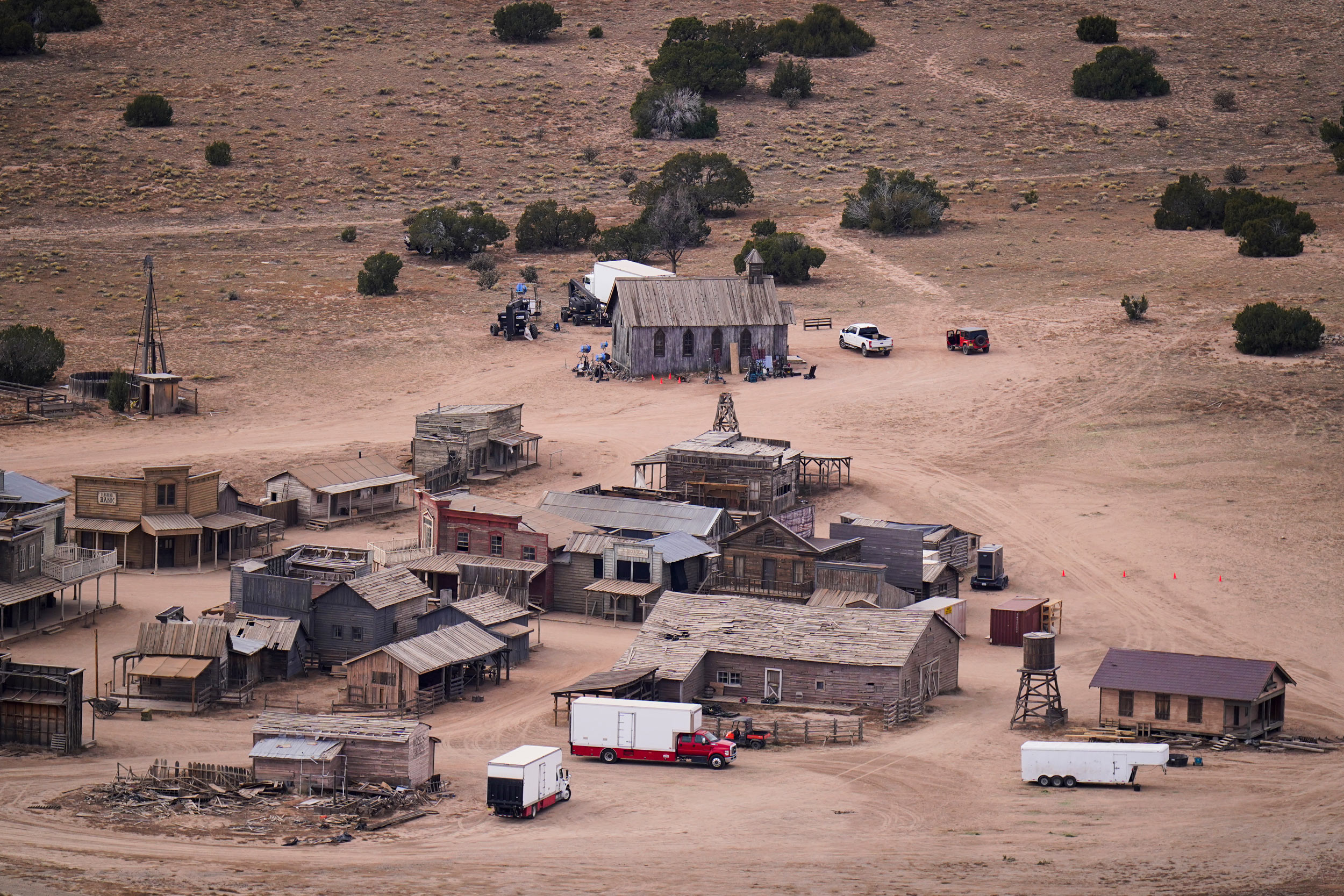 Esta foto aérea muestra el Rancho Bonanza Creek en Santa Fe, Nuevo México, el 23 de octubre, donde "Óxido" está siendo filmado.