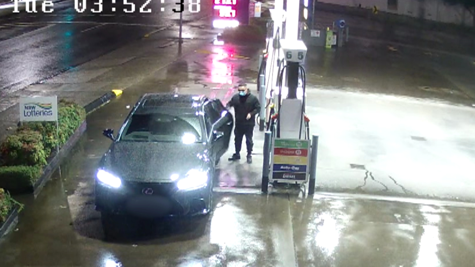 Thieves targeting Sydney petrol stations, CCTV shows thieves driving off without paying.