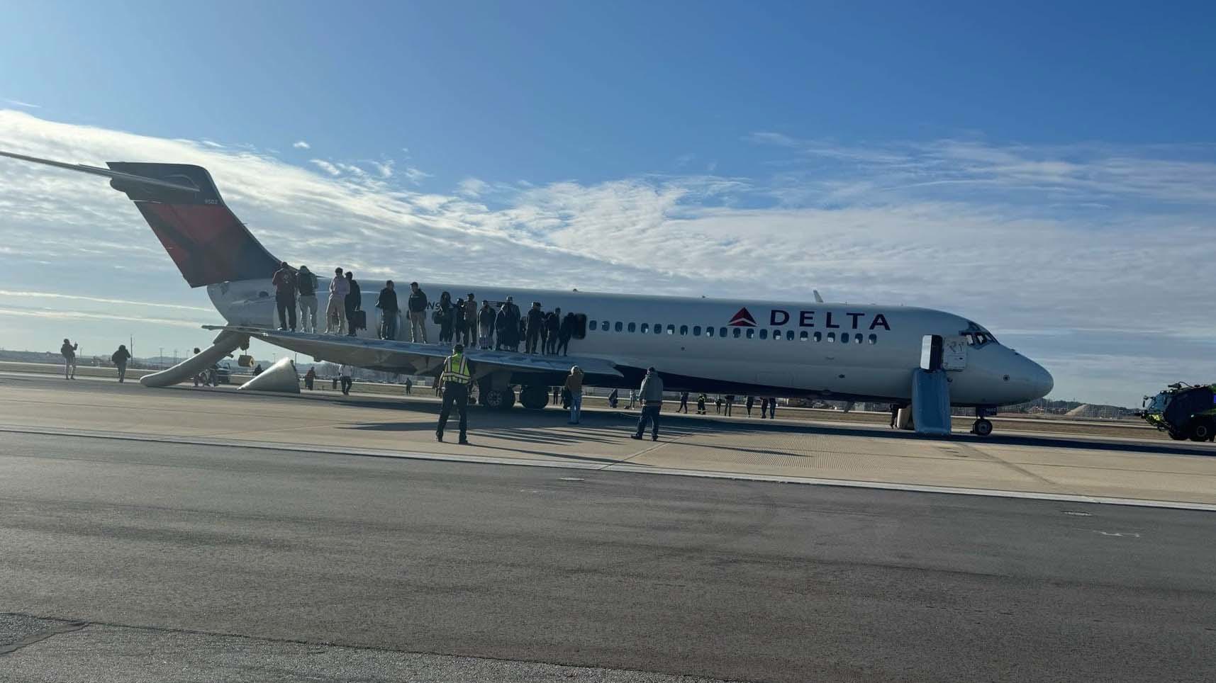 Una imagen compartida por un pasajero con CNN muestra a los pasajeros que esperan en la parte superior del ala del avión después de evacuar el avión.	