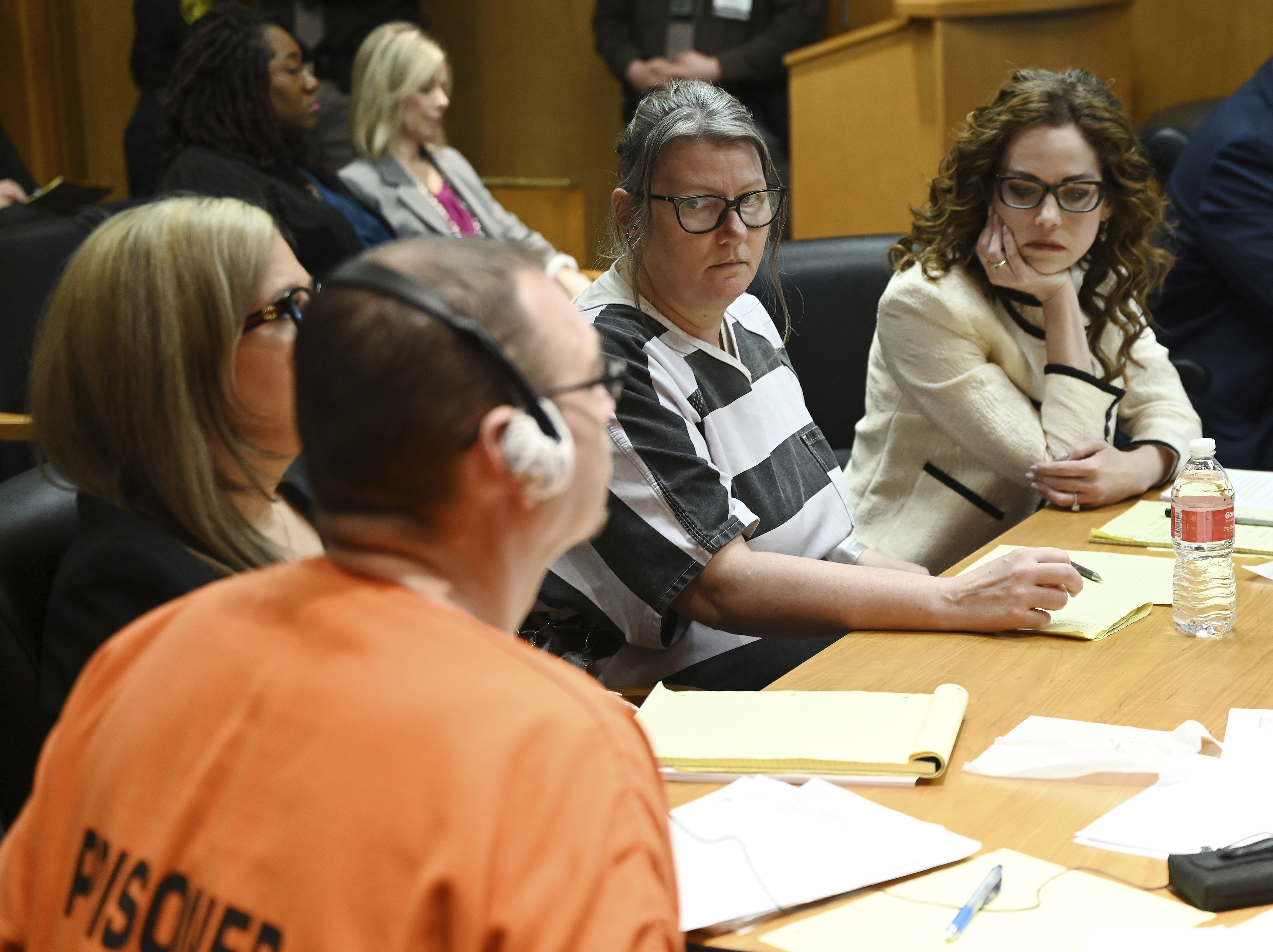 Jennifer Crumbley mira fijamente a su esposo James Crumbley durante la sentencia en el Tribunal de Circuito del Condado de Oakland, el martes 9 de abril de 2024, en Pontiac, Michigan. 