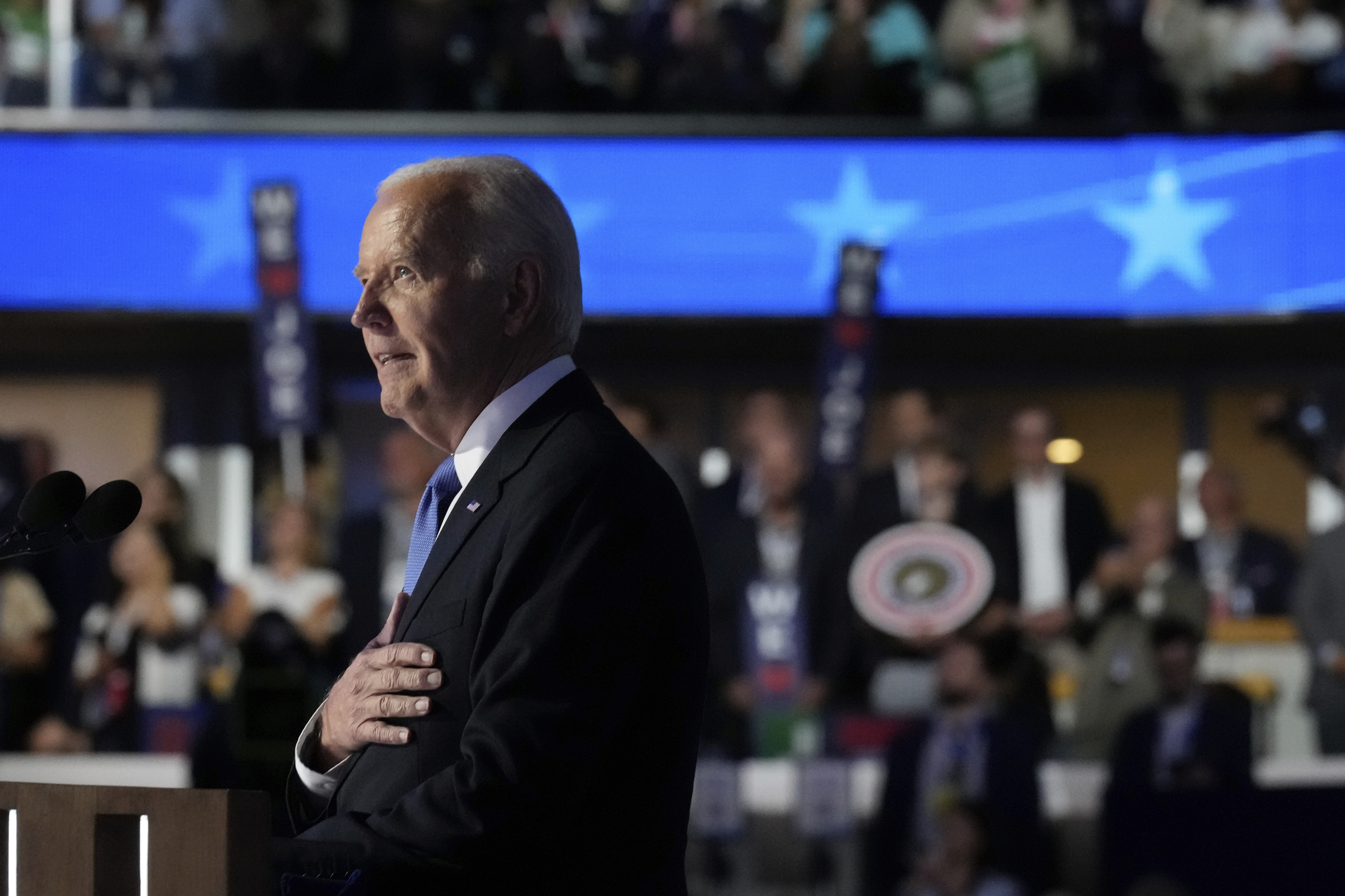 El presidente Joe Biden habla durante la Convención Nacional Demócrata el lunes 19 de agosto de 2024 en Chicago. (Foto AP/Brynn Anderson)