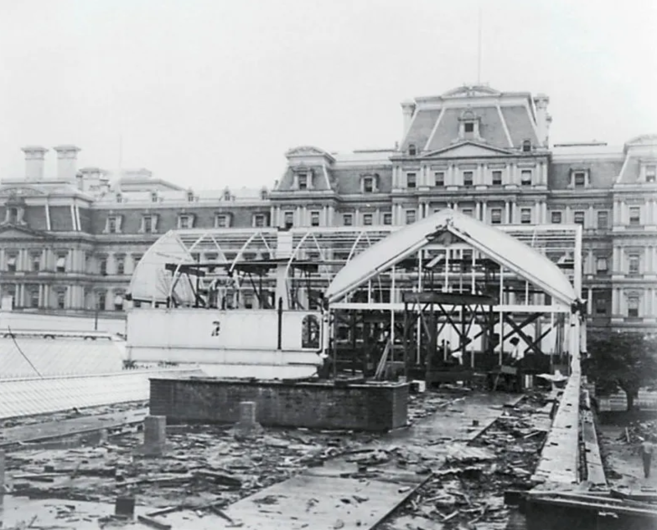 Newly constructed West Wing with remnants of the old White House Conservatory visible behind the new wing in 1902.