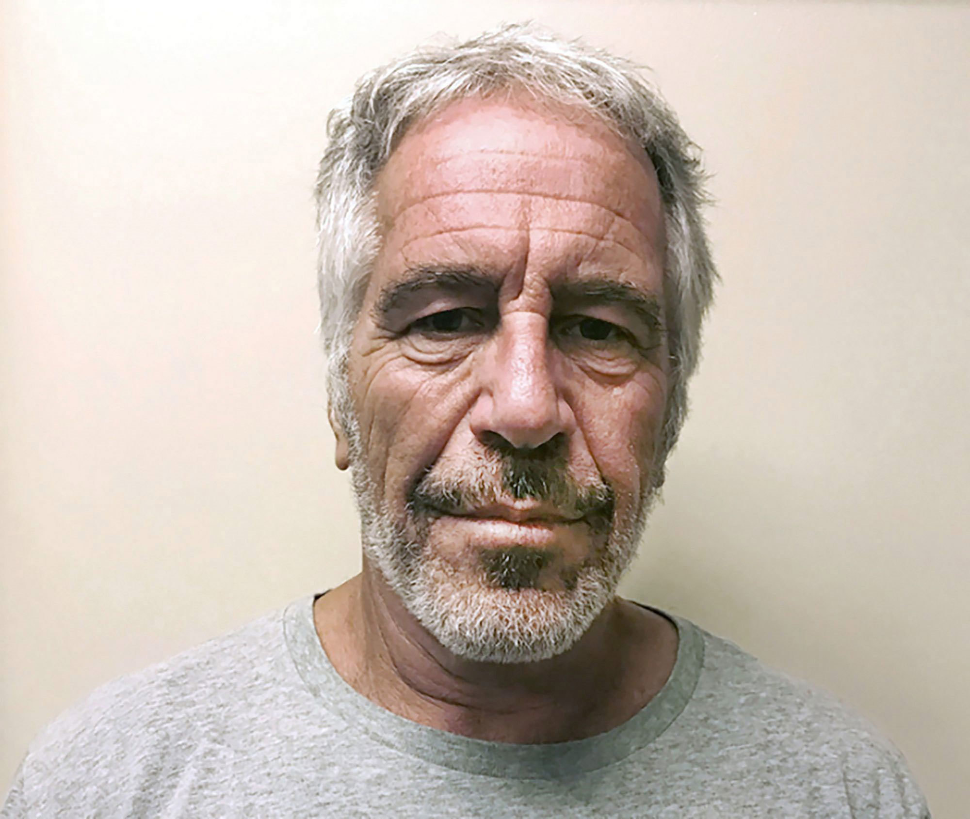 Esta fotografía del 28 de marzo de 2017 proporcionada por el Registro de Delincuentes Sexuales del Estado de Nueva York muestra a Jeffrey Epstein.