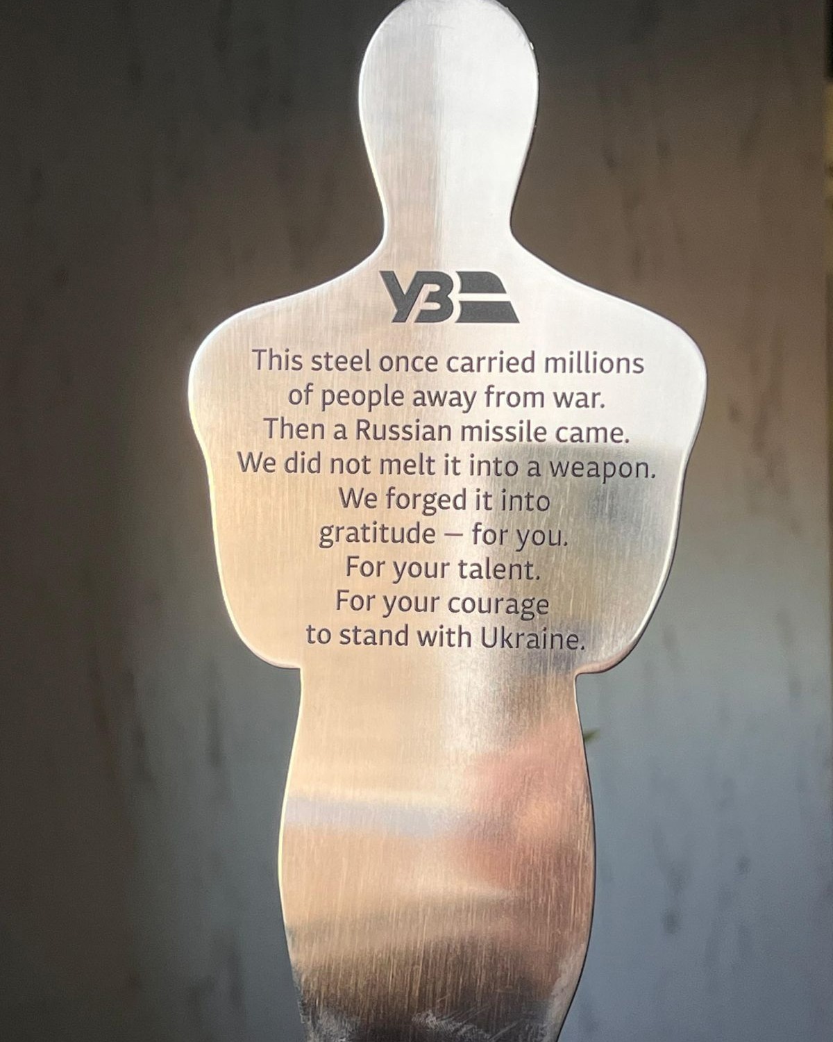 Sean Penn Ukraine Oscars Statuette