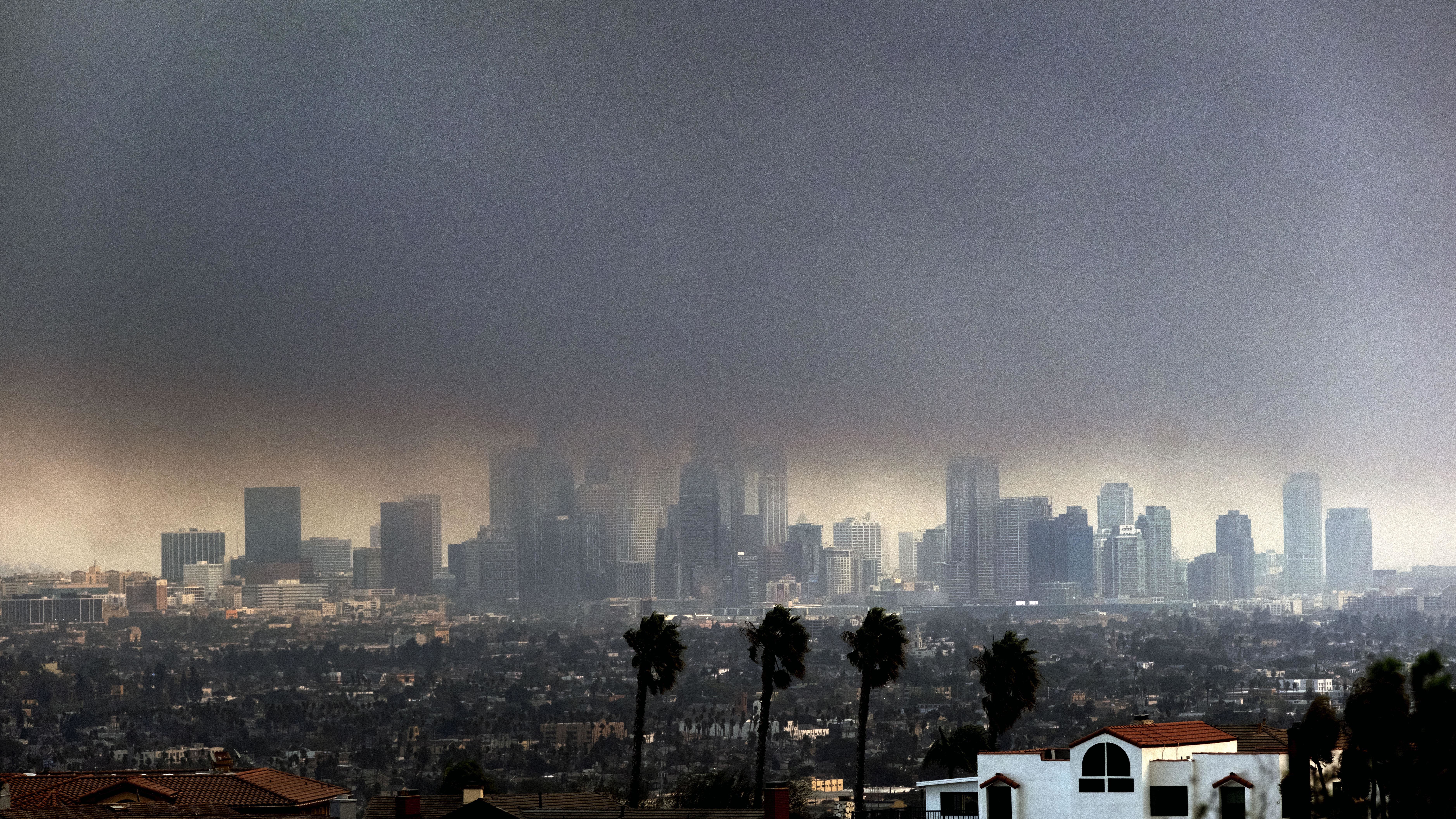 El humo espeso de los incendios forestales envuelve el centro de Los Ángeles el miércoles 8 de enero de 2025. (Foto AP/Richard Vogel)