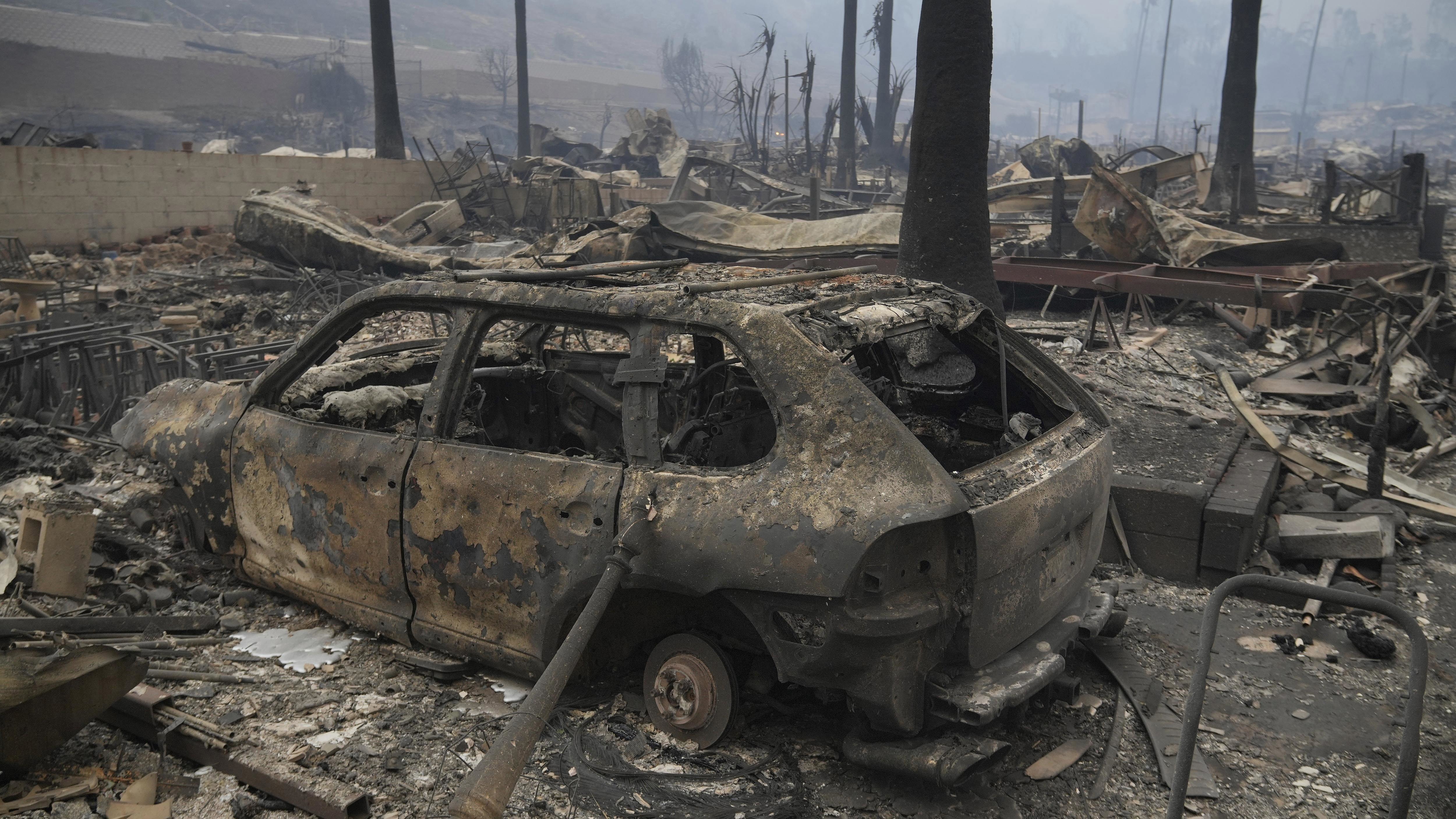 El incendio Palisades arrasa un vecindario en medio de fuertes vientos en el vecindario Pacific Palisades de Los Ángeles, el miércoles 8 de enero de 2025. (Foto AP/Damian Dovarganes)