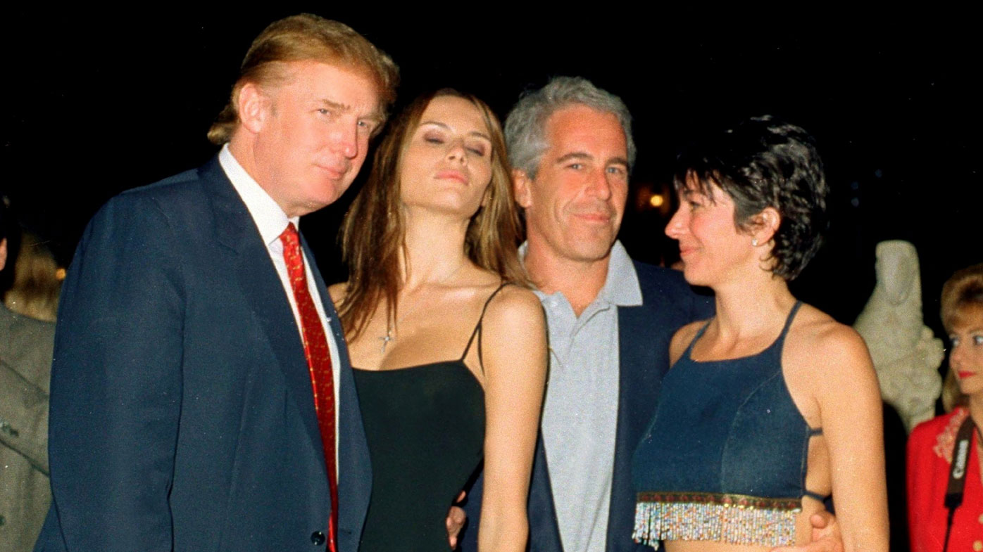 Donald Trump con el delincuente sexual multimillonario Jeffrey Epstein en 2000, con sus respectivas parejas Melania Knauss (ahora Trump) y Ghislaine Maxwell en el club Mar-a-Lago del presidente en Florida.