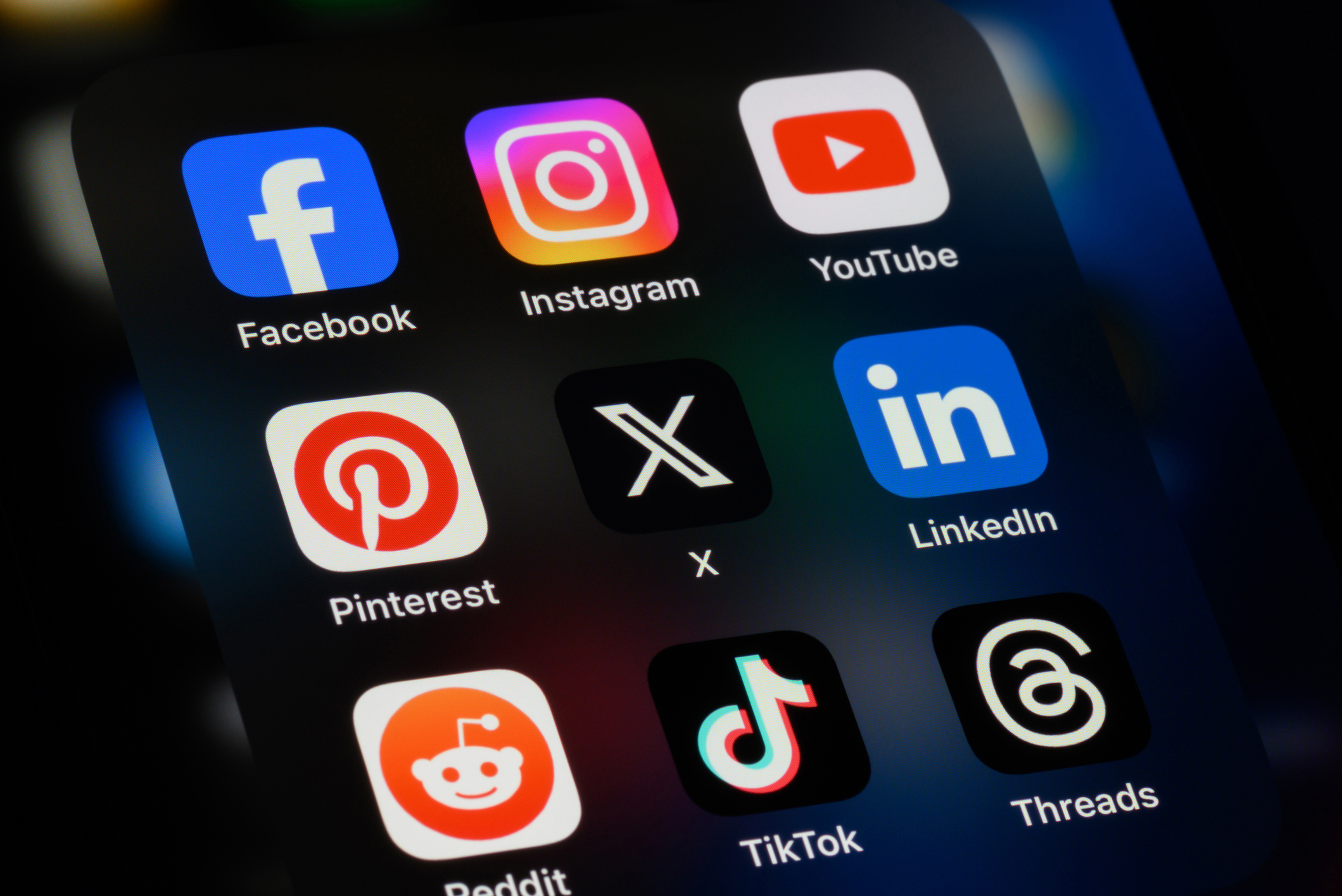 TORONTO, Canadá - 24 de septiembre de 2023: aplicaciones populares de redes sociales en un iPhone de Apple: Facebook, Instagram, YouTube, Pinterest, X (anteriormente Twitter), LinkedIn, Reddit, Tiktok e Threads.