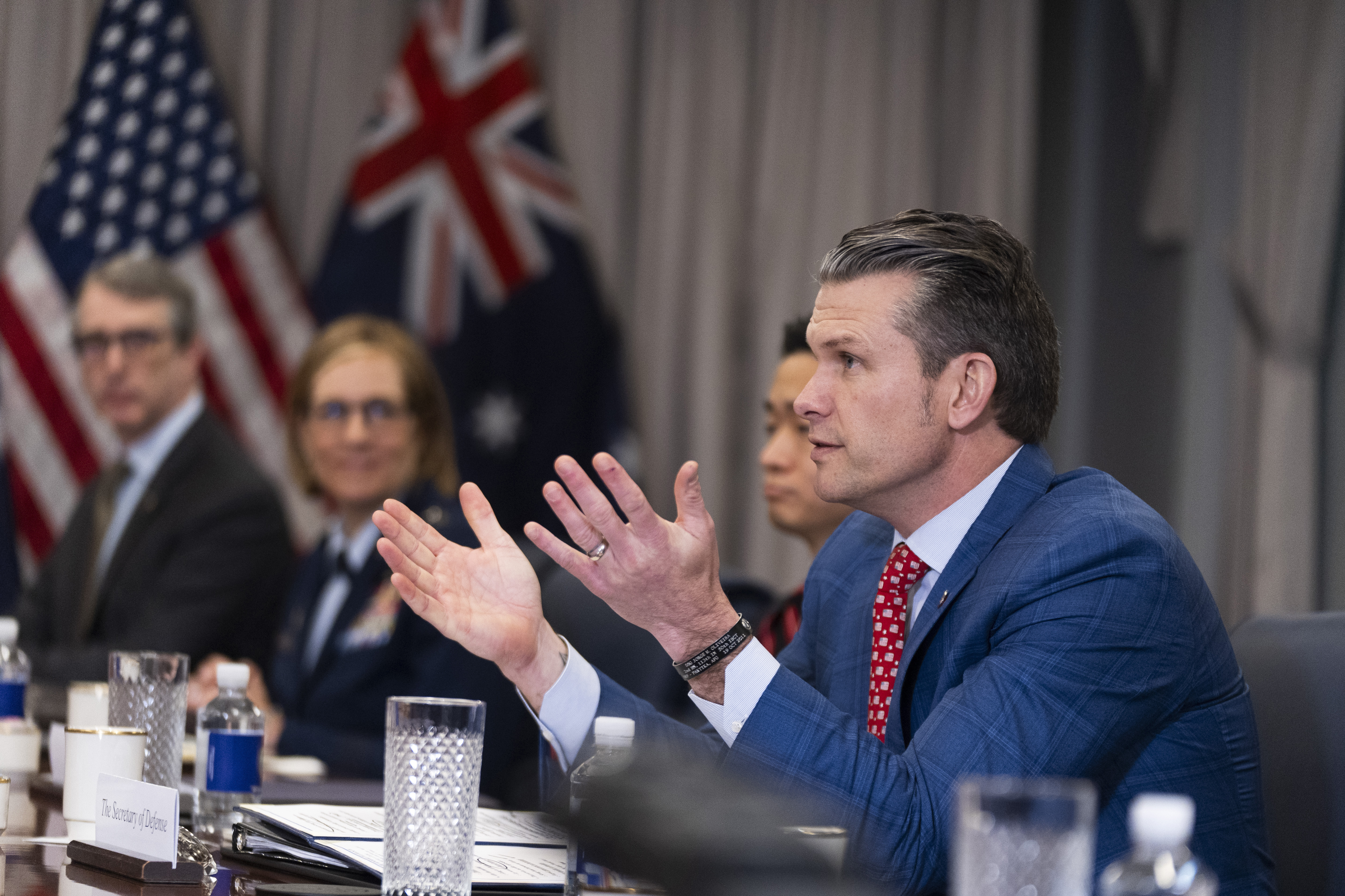 El Secretario de Defensa, Pete Hegseth, da su declaración de apertura antes del comienzo de una reunión con el viceministro y ministro de Defensa de Australia, Richard Marles, en el Pentágono, el viernes 7 de febrero de 2025, en Washington. (Photo AP/Manuel Balce Ceneta)