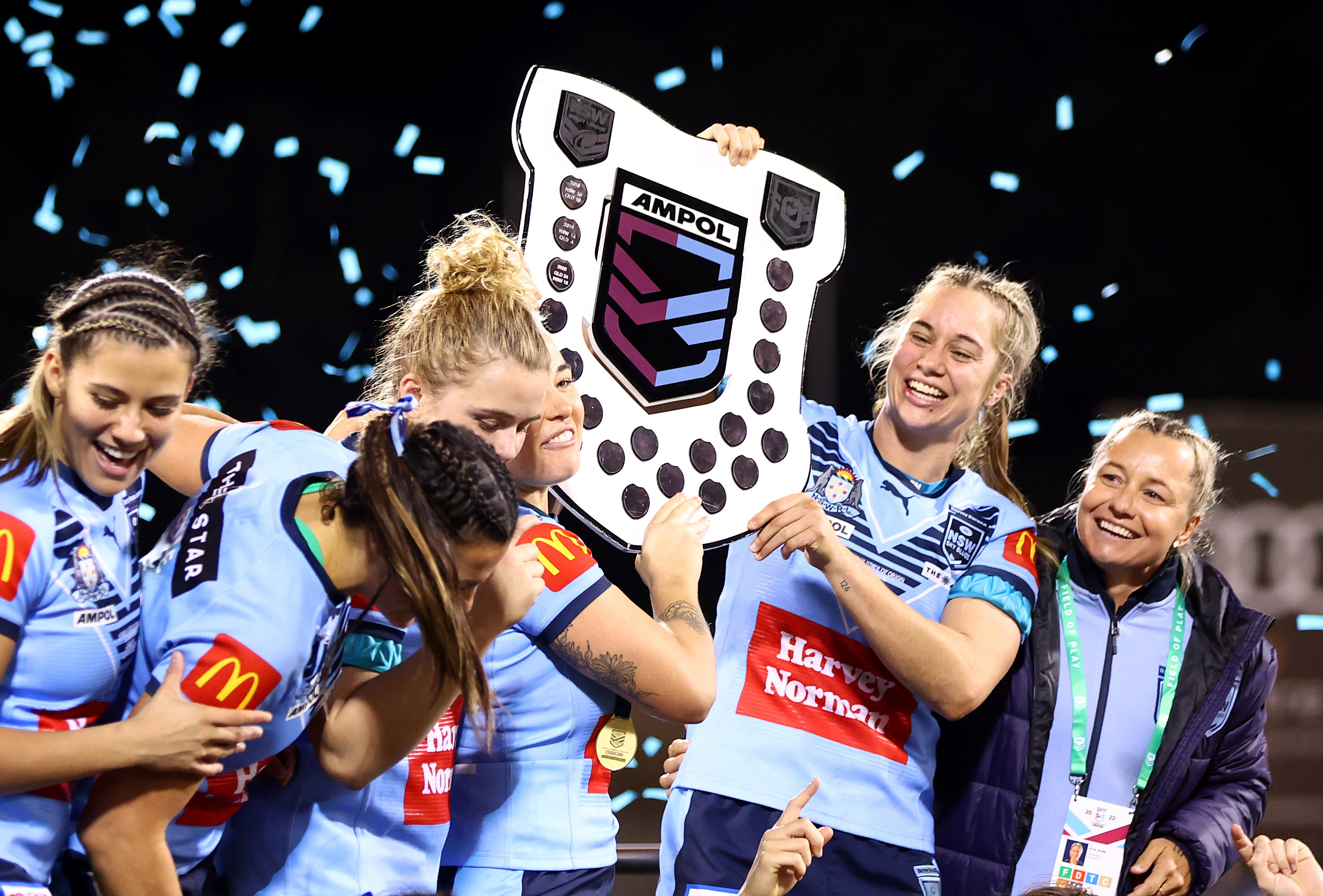 CANBERRA, AUSTRALIA - JUNE 24: The Blues celebrate winning the Women's State of Origin match between New South Wales and Queensland at GIO Stadium, on June 24, 2022, in Canberra, Australia. (Photo by Mark Nolan/Getty Images)