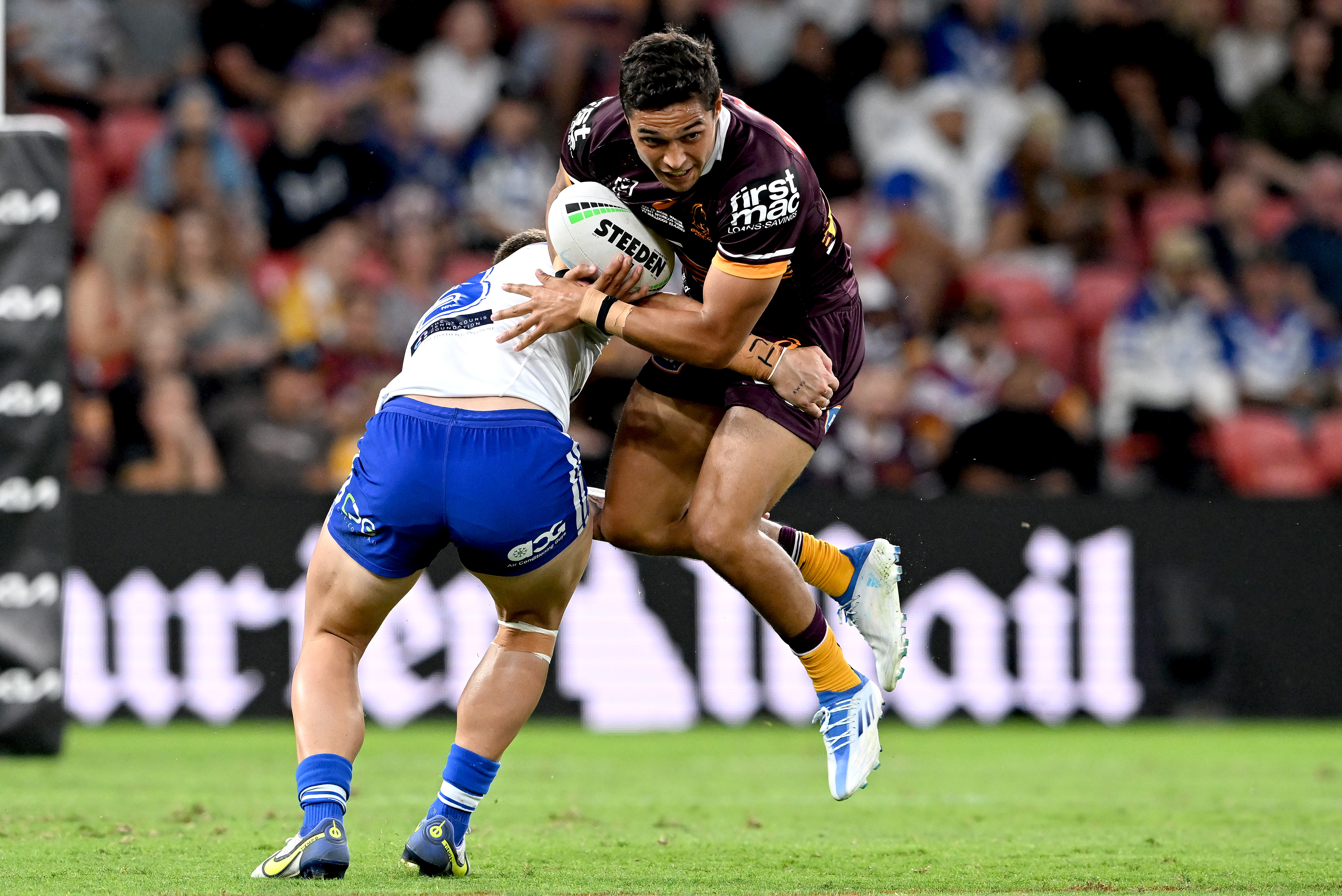 Bronco Te Maire Martin takes on the Bulldogs' defence.