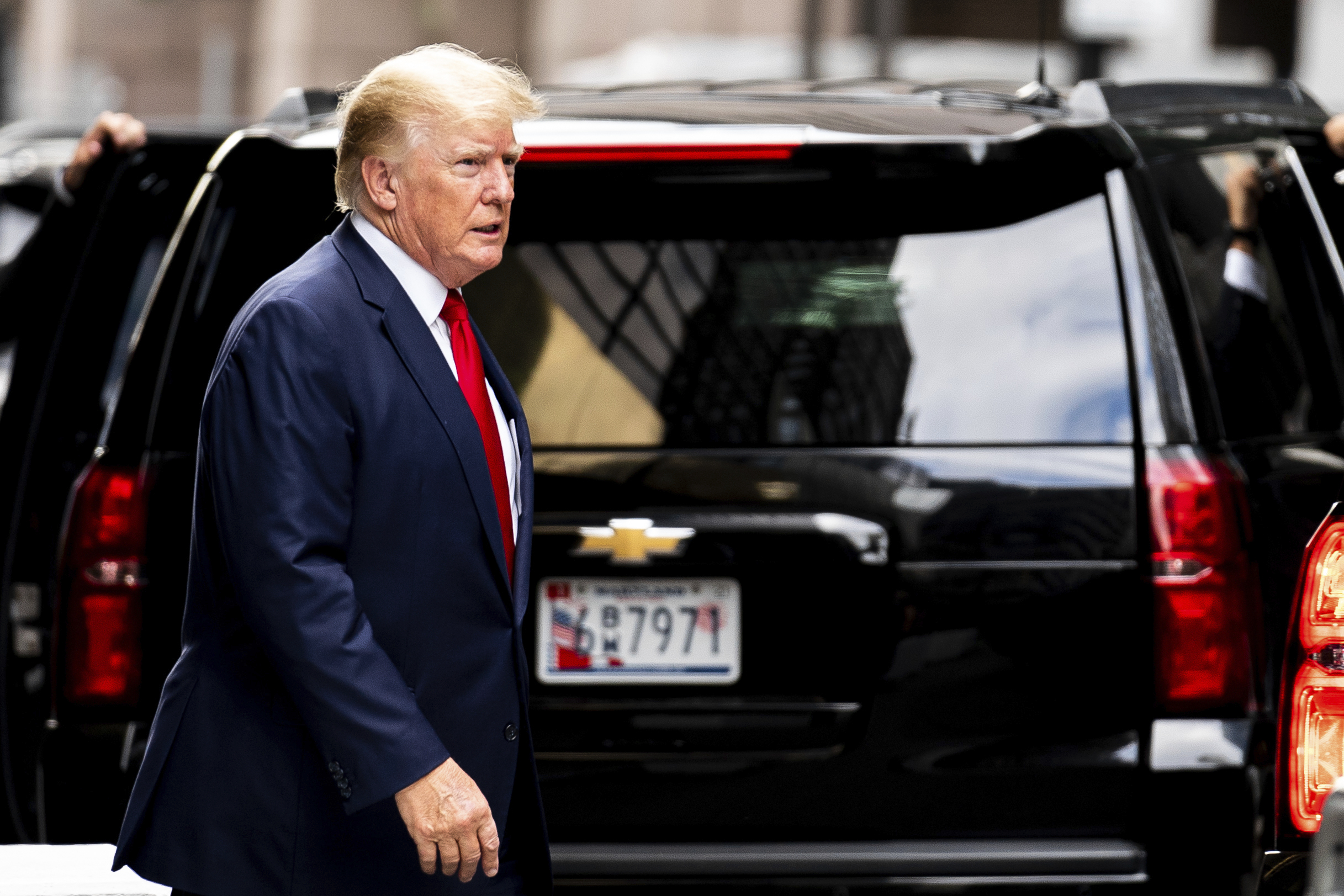 El expresidente Donald Trump sale de la Torre Trump, el miércoles 10 de agosto de 2022, en Nueva York, de camino a la oficina del fiscal general de Nueva York para una declaración en una investigación civil.  (Foto AP/Julia Nikhinson)