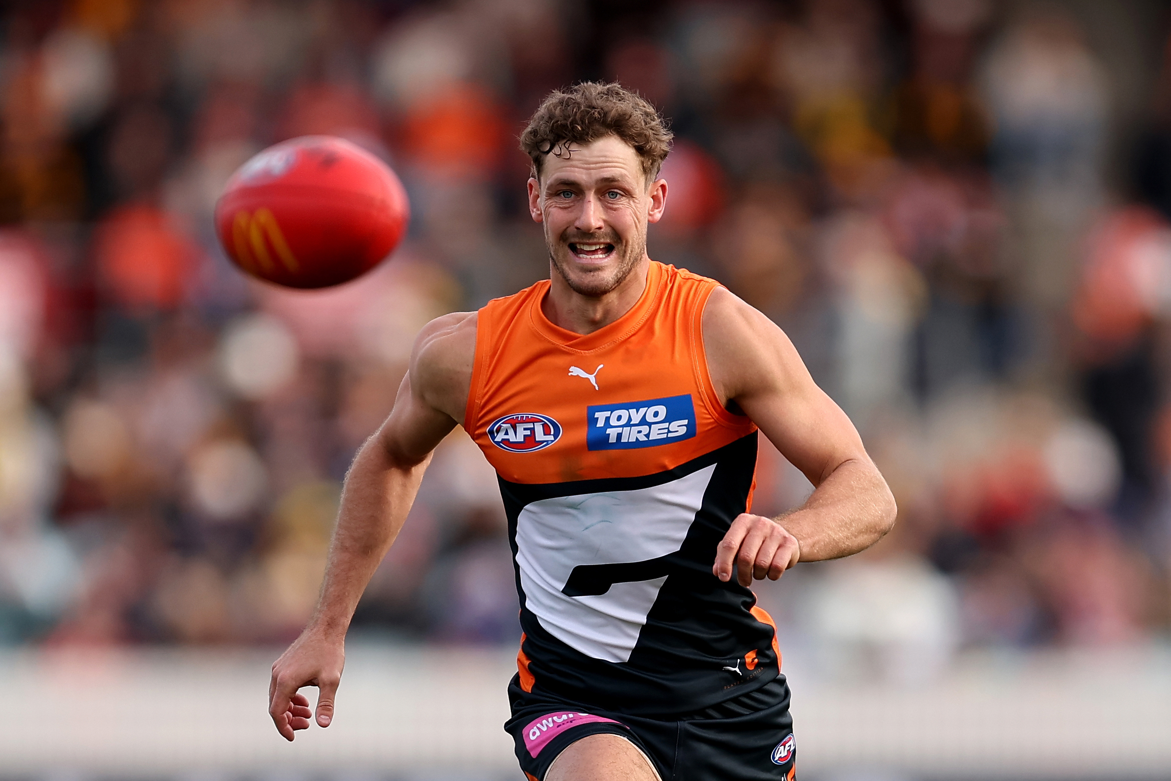 The Giants' Harry Perryman runs after a loose ball.