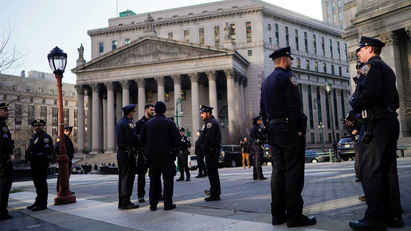 Oficiales de la policía de Nueva York montan guardia afuera del juzgado penal de Manhattan antes de posibles protestas.