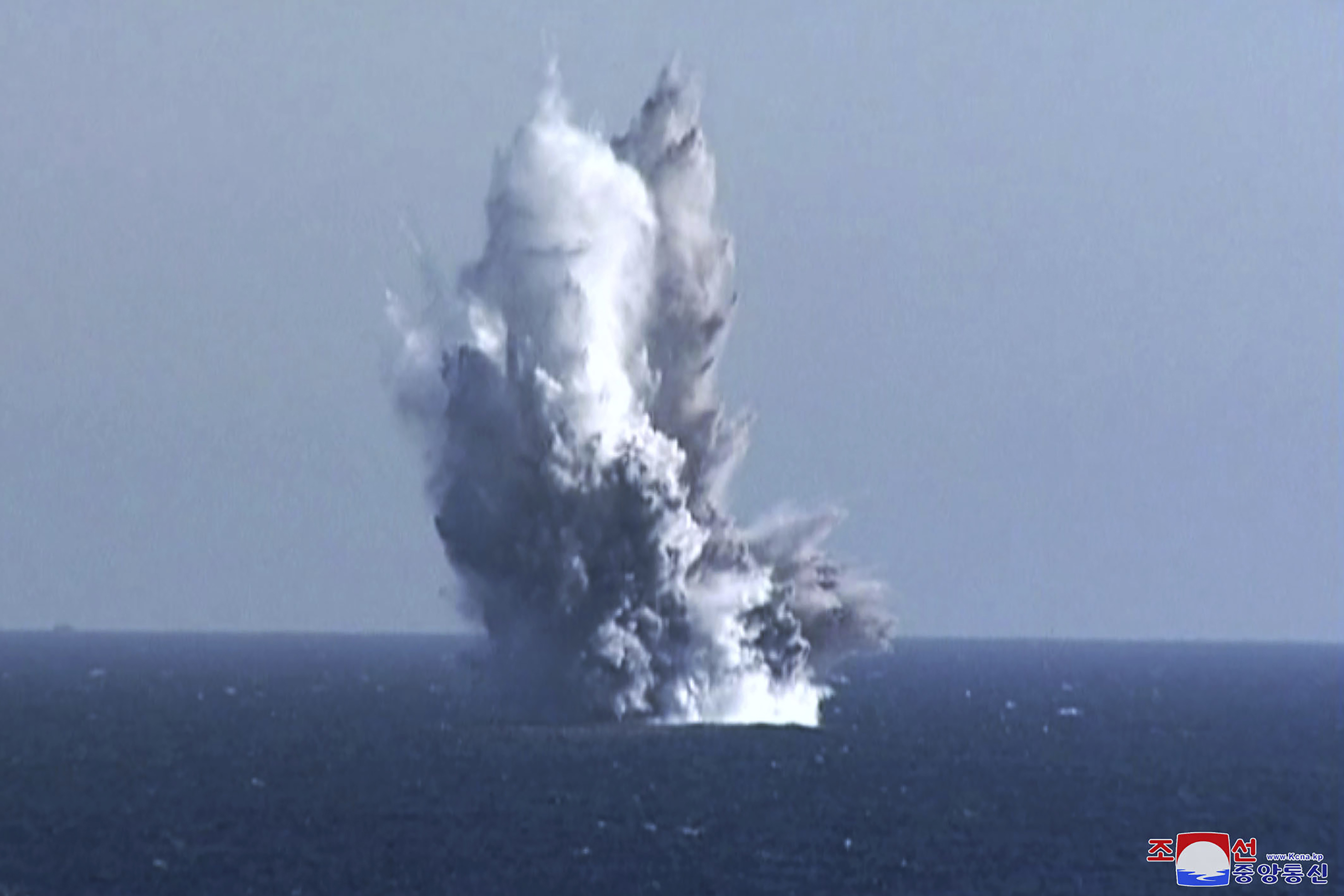 Muestra lo que dicen que es una explosión submarina de una ojiva de prueba cargada en una nave de ataque nuclear submarina no tripulada. "hail" durante un ejercicio alrededor de la bahía de Hongwon en aguas frente a la costa este de Corea del Norte el jueves 23 de marzo de 2023.  