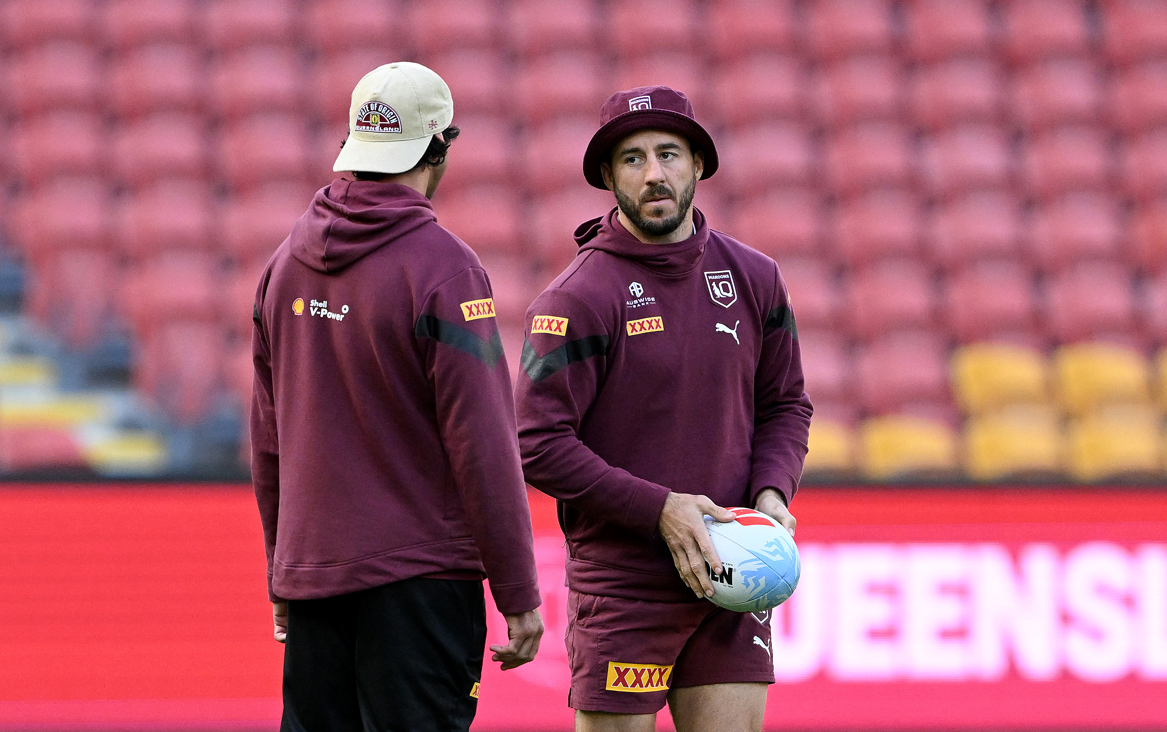 Ben Hunt chatting with assistant coach Johnathan Thurston during a Queensland Maroons session.