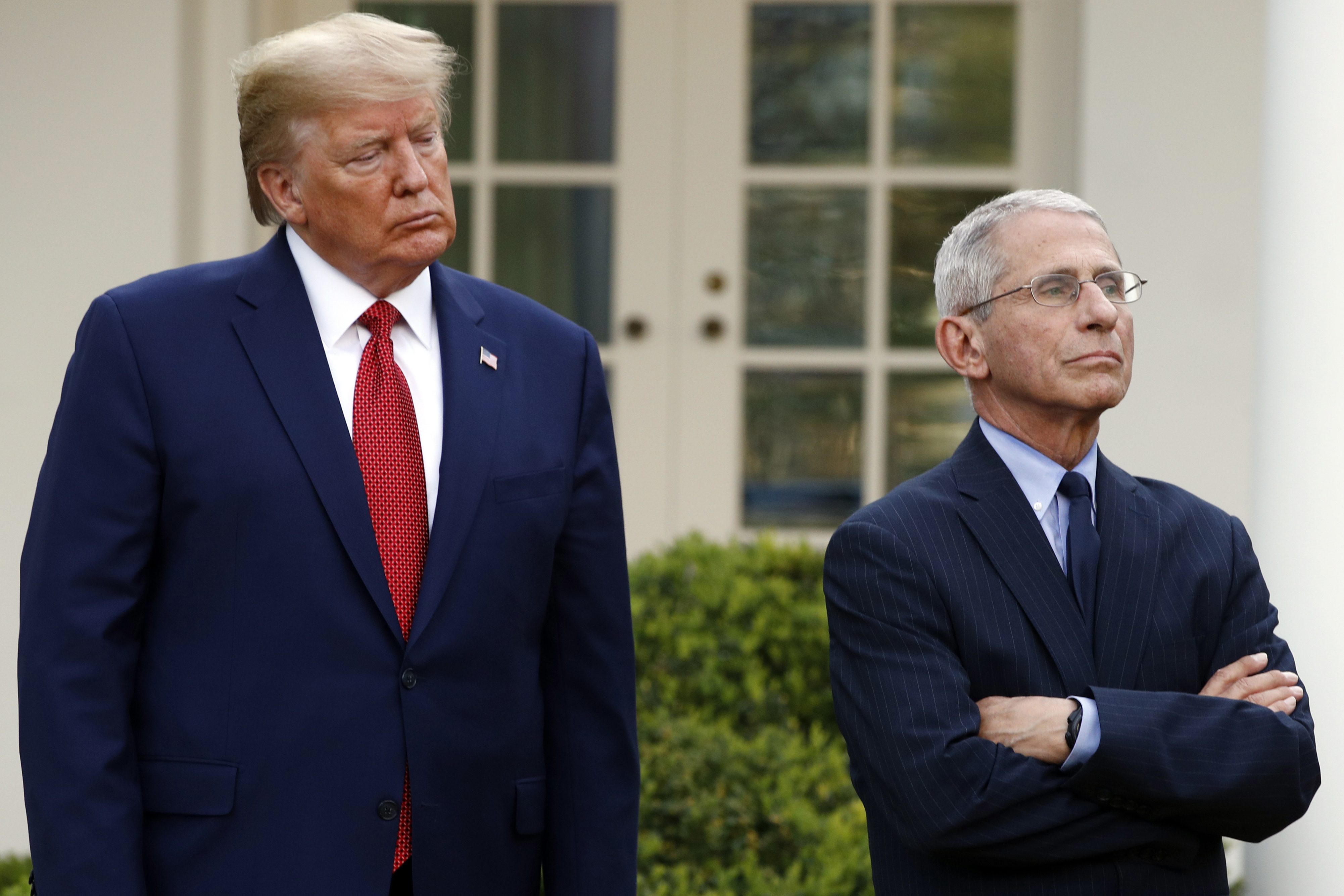 El presidente Donald Trump y el Dr. Anthony Fauci, director del Instituto Nacional de Alergias y Enfermedades Infecciosas, en una sesión informativa del grupo de trabajo sobre coronavirus en el Rose Garden de la Casa Blanca, el domingo 29 de marzo de 2020.