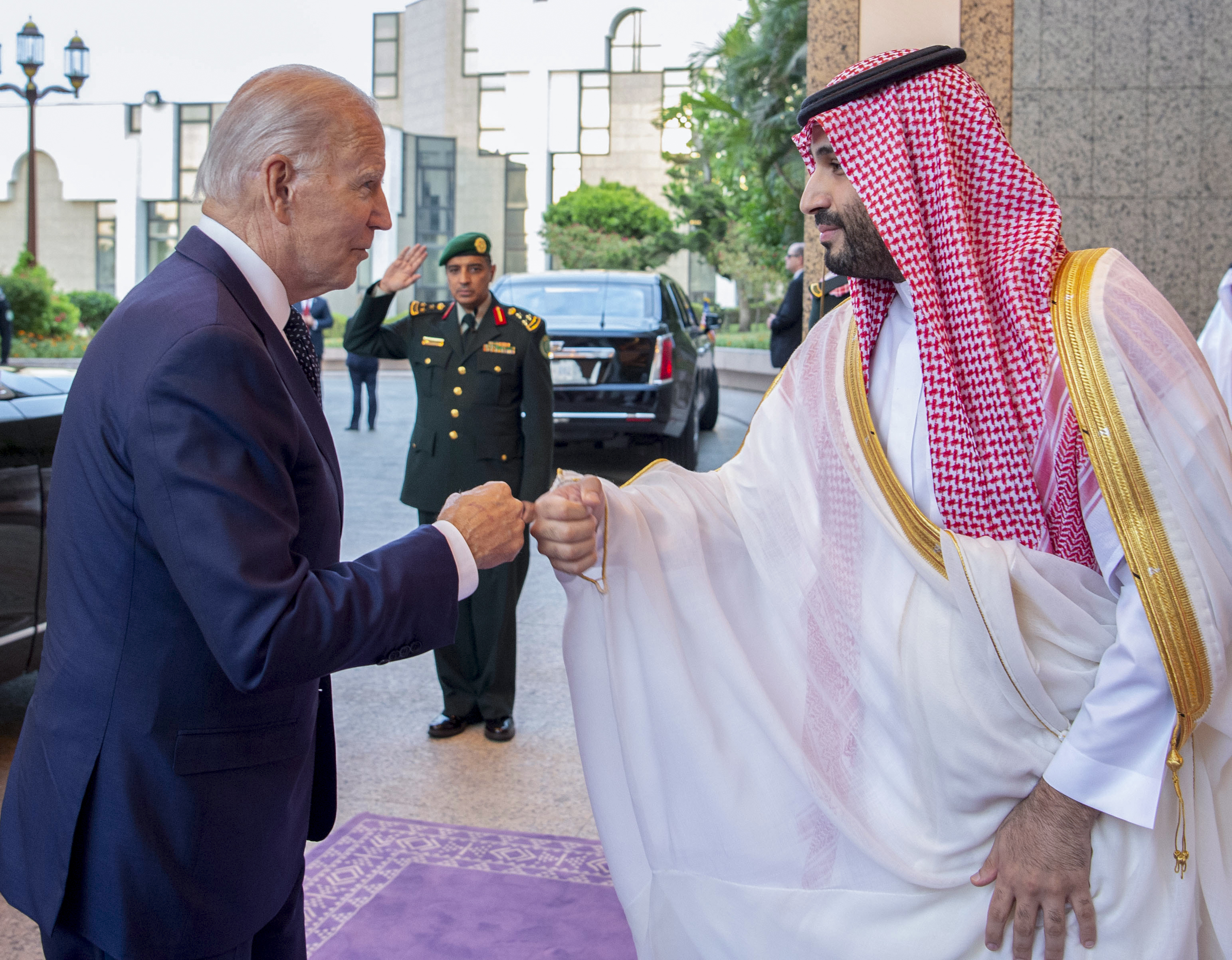 En esta imagen publicada por el Palacio Real de Arabia Saudita, el príncipe heredero de Arabia Saudita, Mohammed bin Salman, a la derecha, saluda al presidente Joe Biden con un golpe de puño después de su llegada al palacio de Al-Salam en Jeddah, Arabia Saudita, el viernes 15 de julio de 2022. (Bandar Aljaloud/Palacio Real Saudita vía AP)