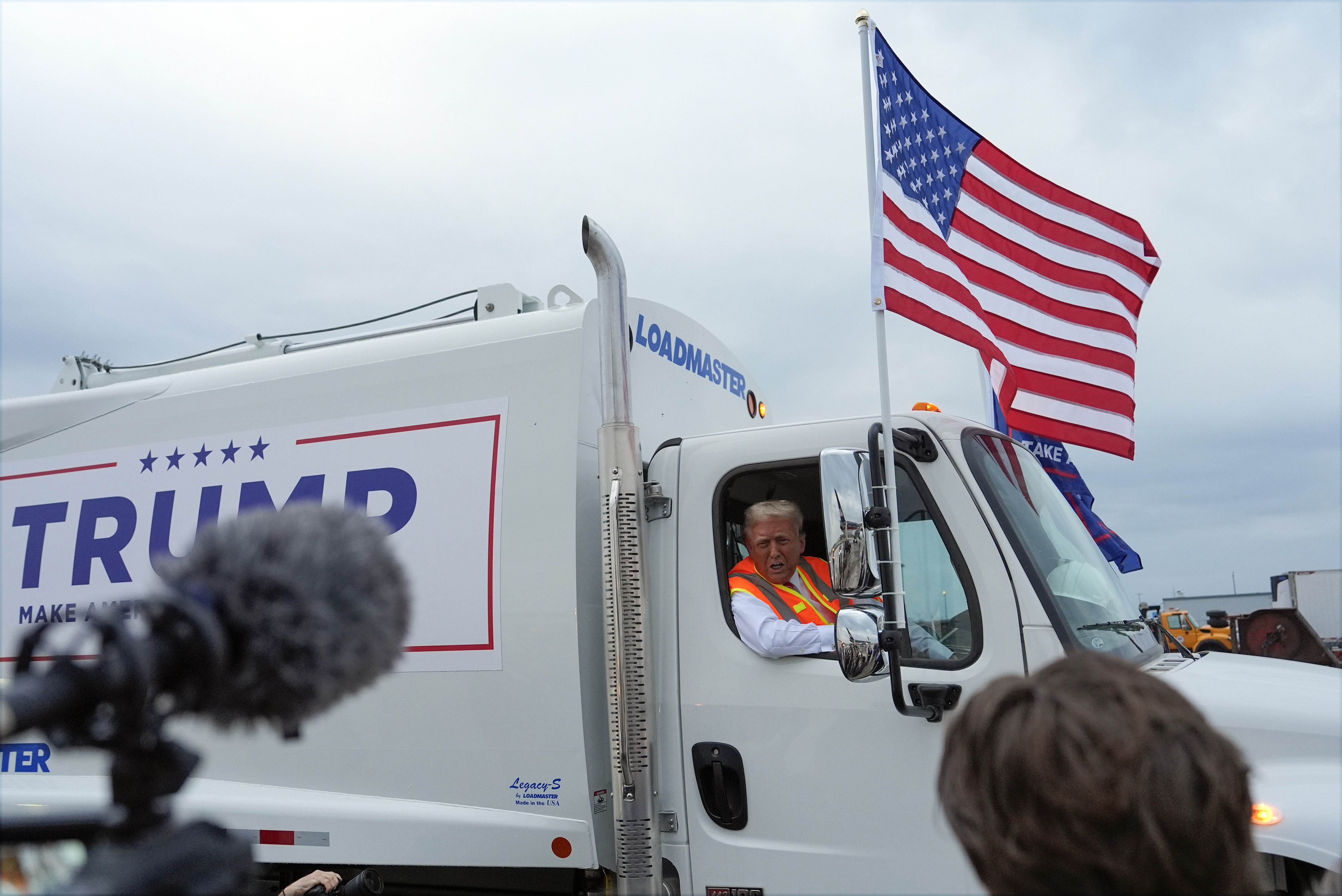 El expresidente Donald Trump, candidato presidencial republicano, habla con los periodistas mientras está sentado en un camión de basura el miércoles 30 de octubre de 2024 en Green Bay, Wisconsin. (Foto AP/Julia Demaree Nikhinson)