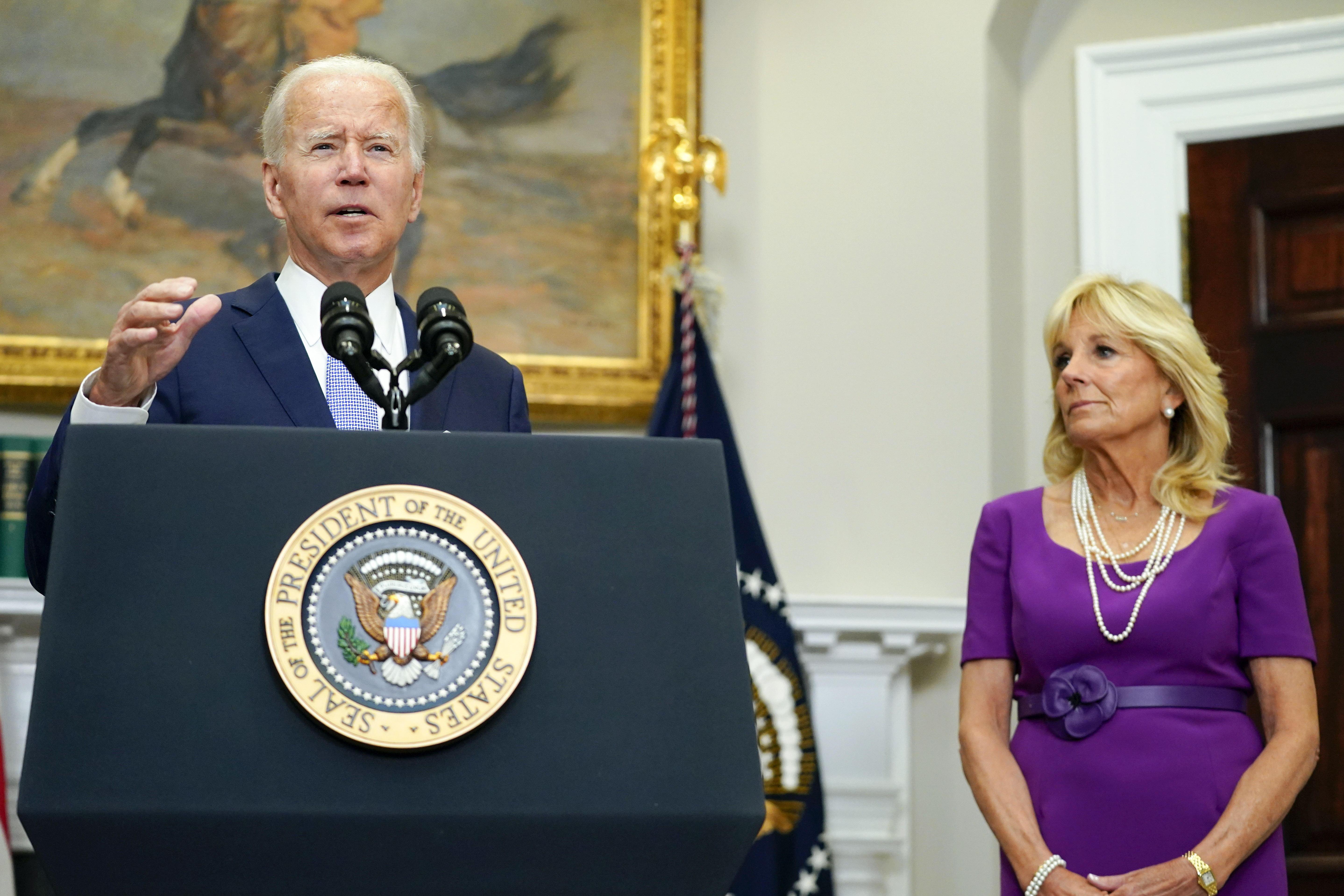El presidente Joe Biden habla antes de promulgar la ley S. 2938, el proyecto de ley de seguridad de armas de la Ley Bipartidista de Comunidades más Seguras, en la Sala Roosevelt de la Casa Blanca en Washington, el sábado 25 de junio de 2022. La primera dama Jill Biden escucha a la derecha.  