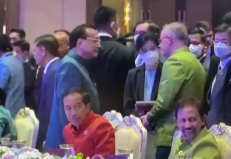Prime Minister Anthony Albanese meets with Premier Li Keqiang at the ASEAN summit.