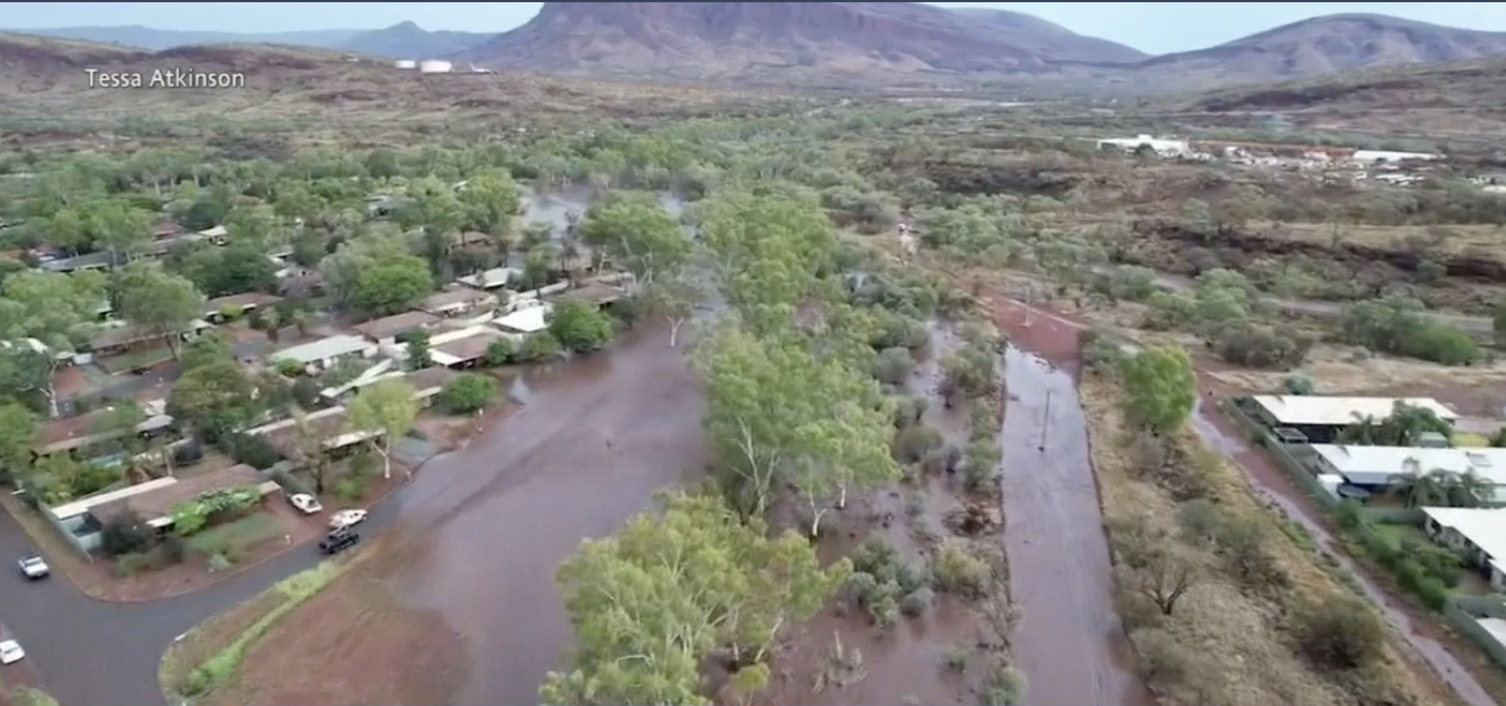 Heavy rain has once again fallen on Western Australia's outback transforming towns into inland seas.