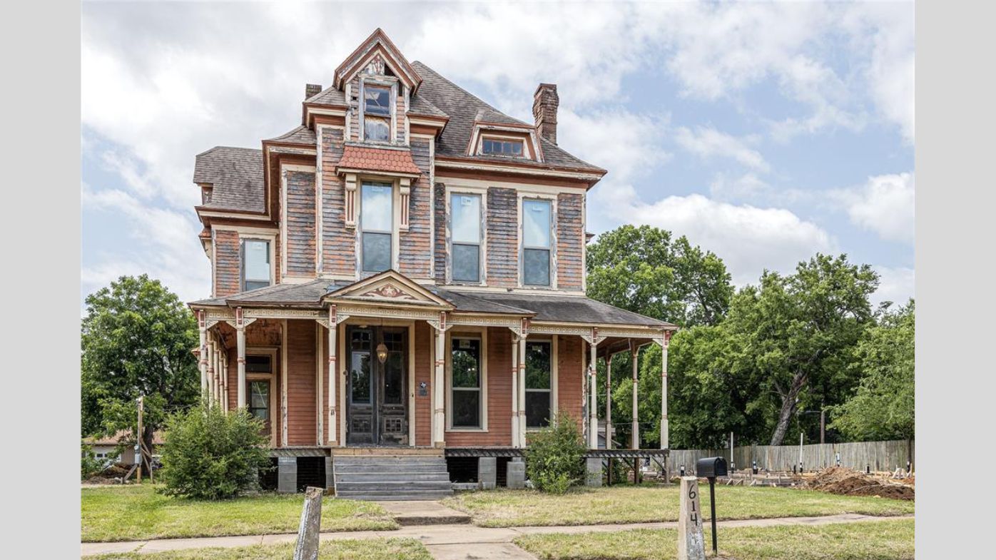 614 W Sears Street, Denison, Texas, listed by Paragon Realtors and featured on Cheap Old Houses.