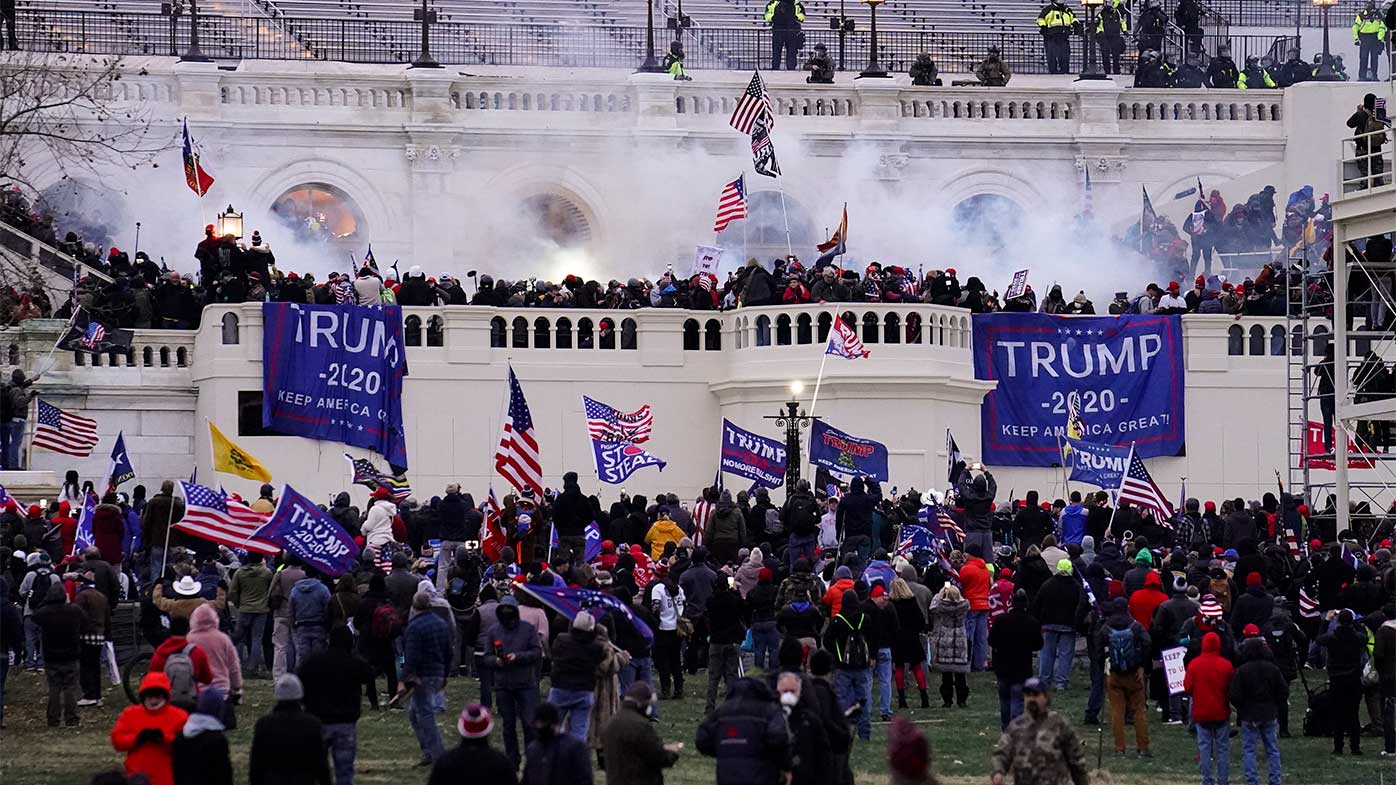 Manifestantes y alborotadores que rodean el edificio del Capitolio de los Estados Unidos.