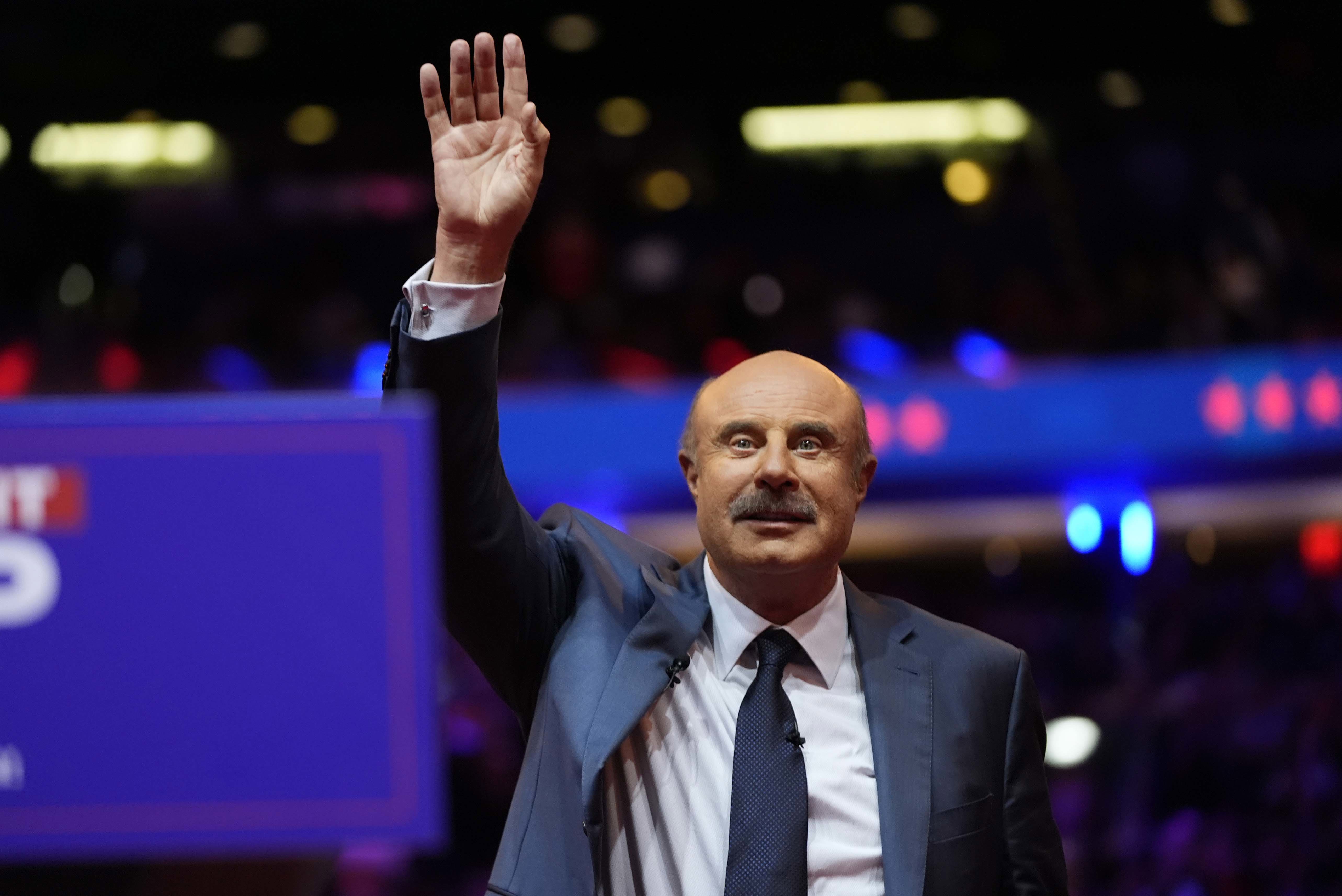 El Dr. Phil habla ante el expresidente Donald Trump, candidato presidencial republicano, en un mitin de campaña en el Madison Square Garden, el domingo 27 de octubre de 2024, en Nueva York. (Foto AP/Alex Brandon)