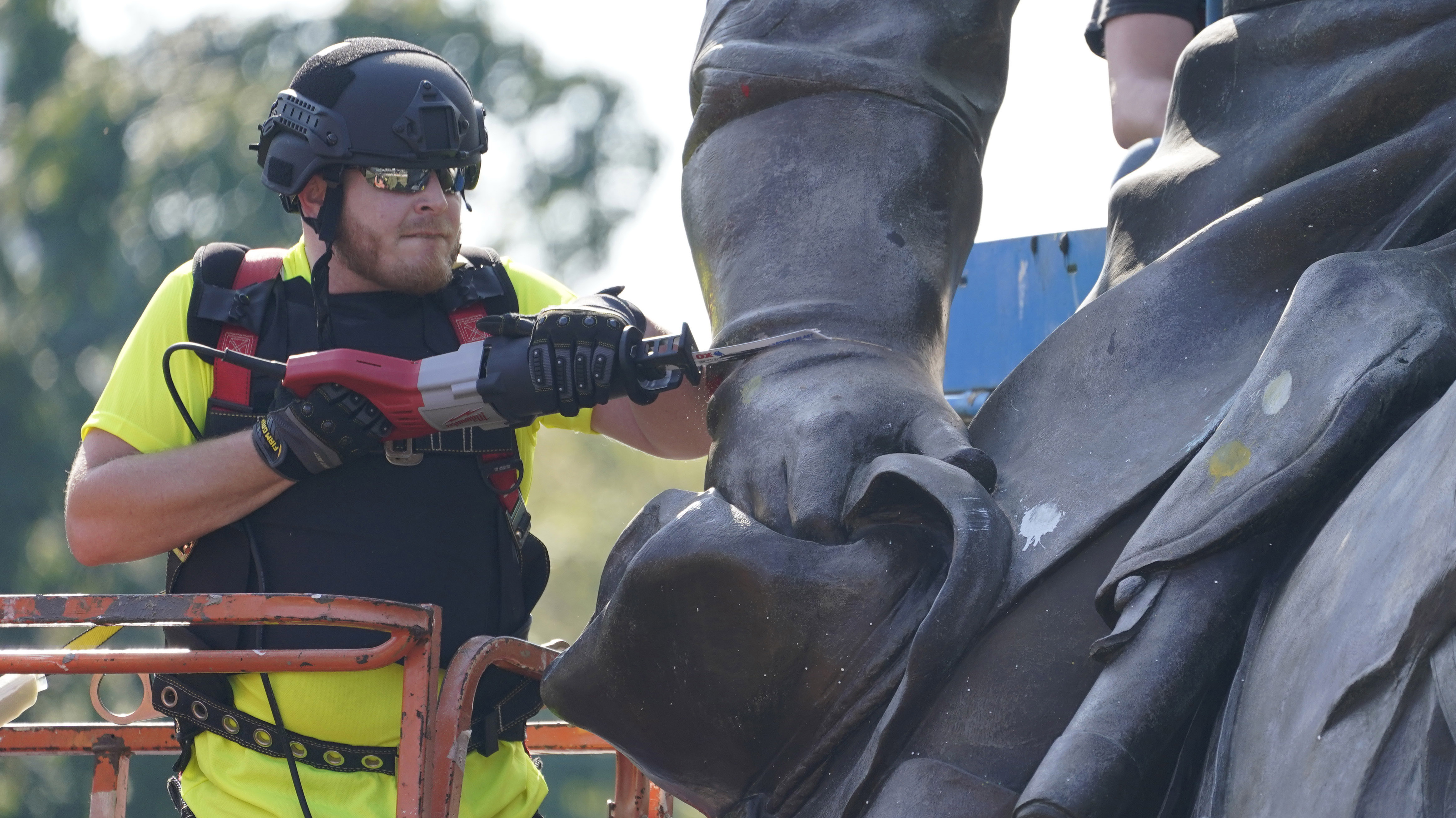 Crews used a saw to cut the statue as they removed one of the country's largest remaining monuments to the Confederacy. 