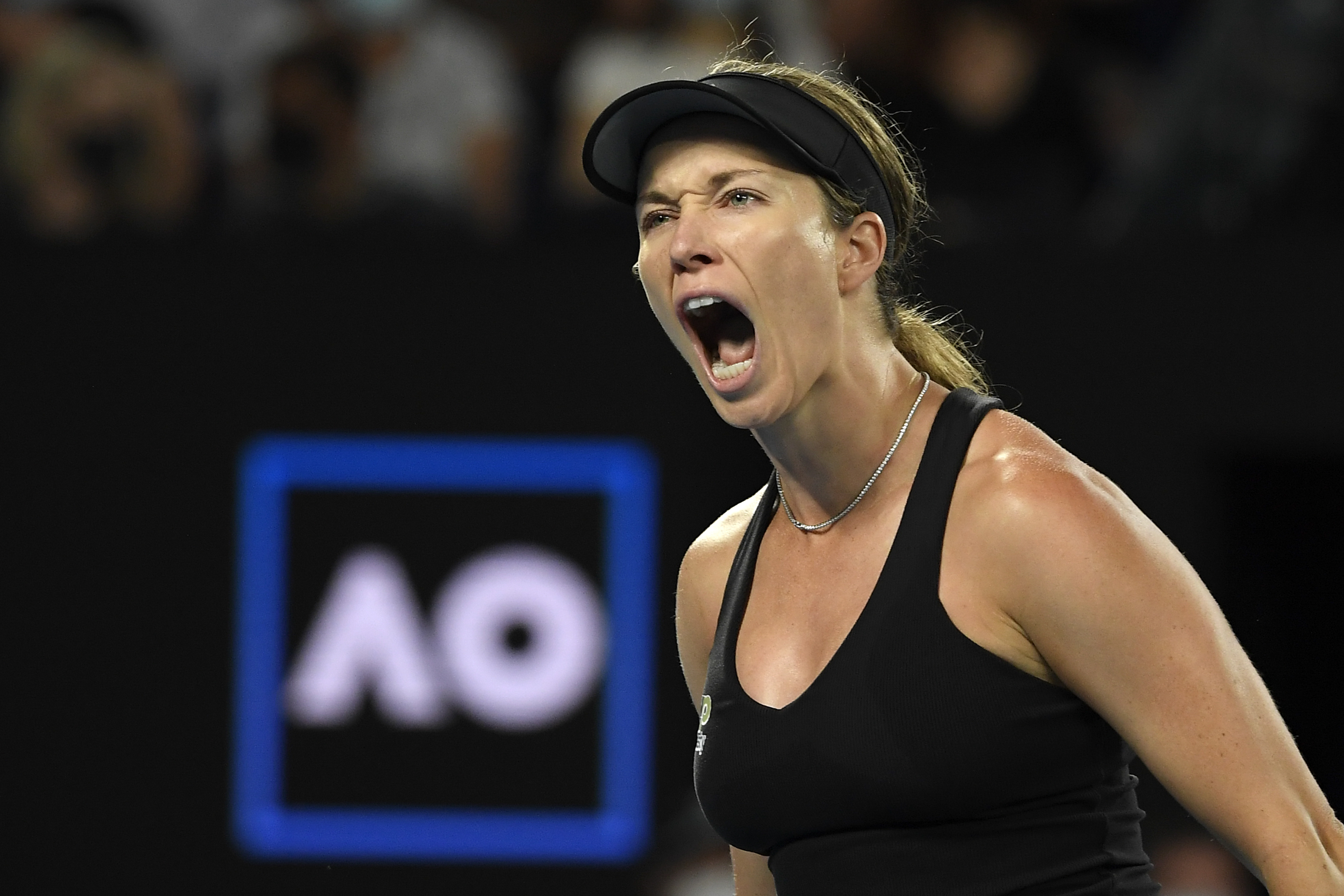 Australian Open 2022 Danielle Collins blows up at Melbourne Park crowd during stunning resurgence from Ash Barty during womens singles finals