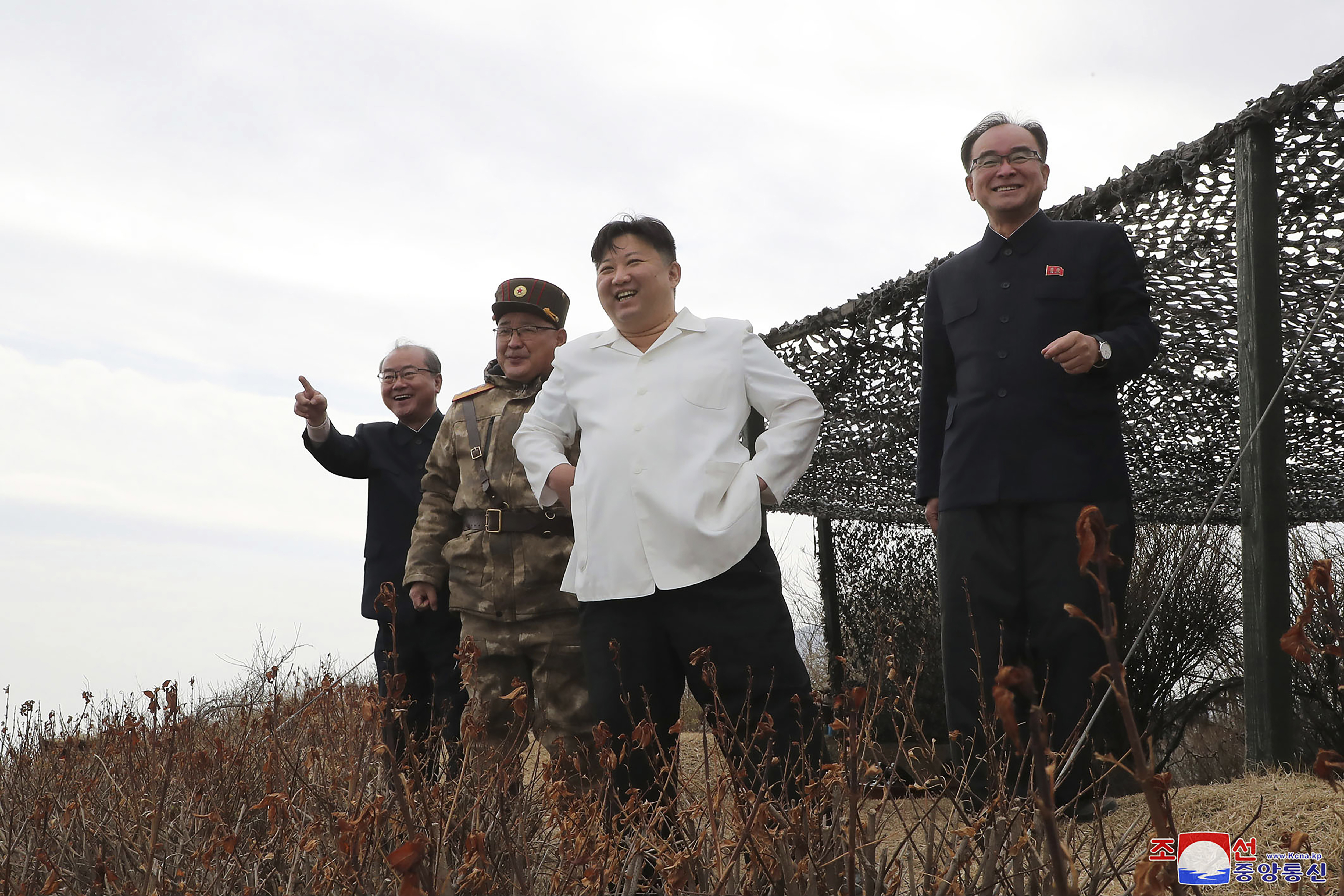 En esta foto proporcionada por el gobierno de Corea del Norte, el líder norcoreano Kim Jong Un, segundo a la derecha, supervisa lo que dice un lanzamiento de prueba de un misil de crucero estratégico Hwasal durante un ejercicio en Corea del Norte el miércoles 22 de marzo de 2023.  