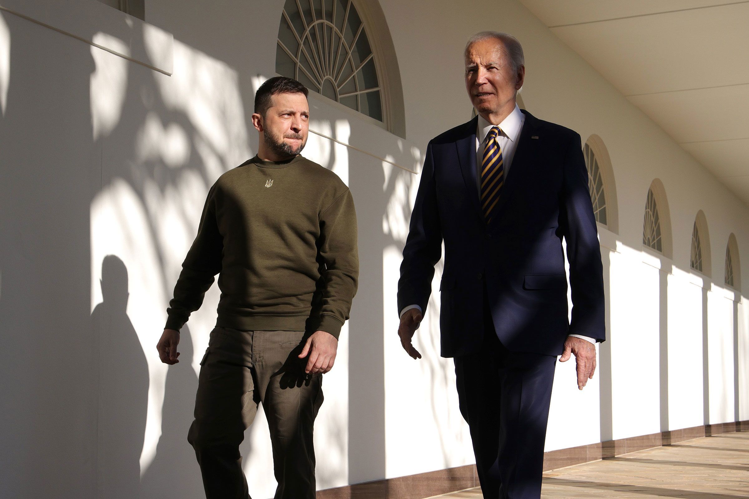 El presidente Joe Biden, a la derecha, y el presidente de Ucrania, Volodymyr Zelenskyy, caminan por la columnata mientras se dirigen a la Oficina Oval de la Casa Blanca el 21 de diciembre de 2022 en Washington, DC. 