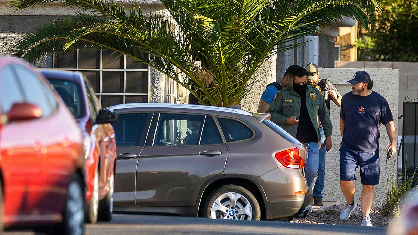 Los policías de Las Vegas salen de la casa de la casa de Robert Telles.