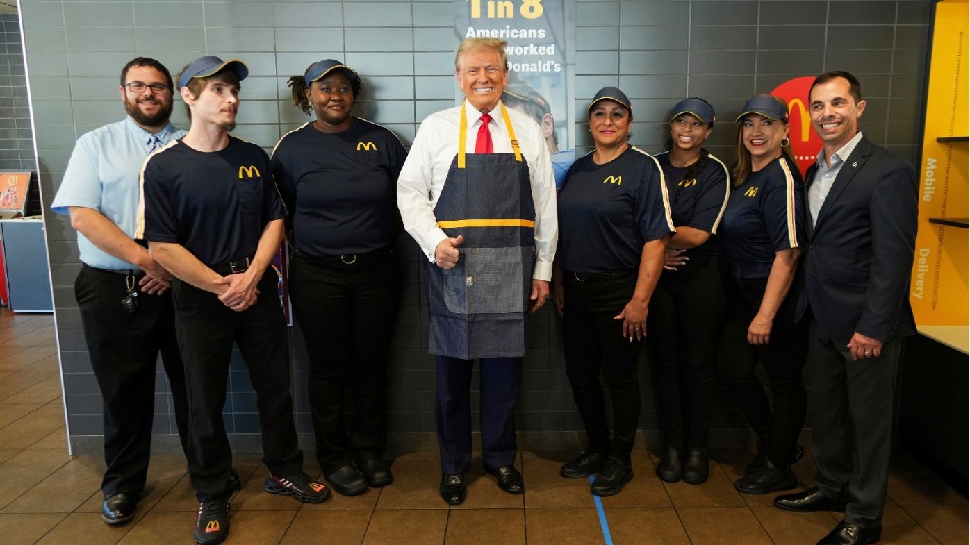 Donald Trump se toma una foto con el personal de un McDonald's en Pensilvania, uno de los escaños más importantes si el aspirante republicano quiere reclamar la Casa Blanca.