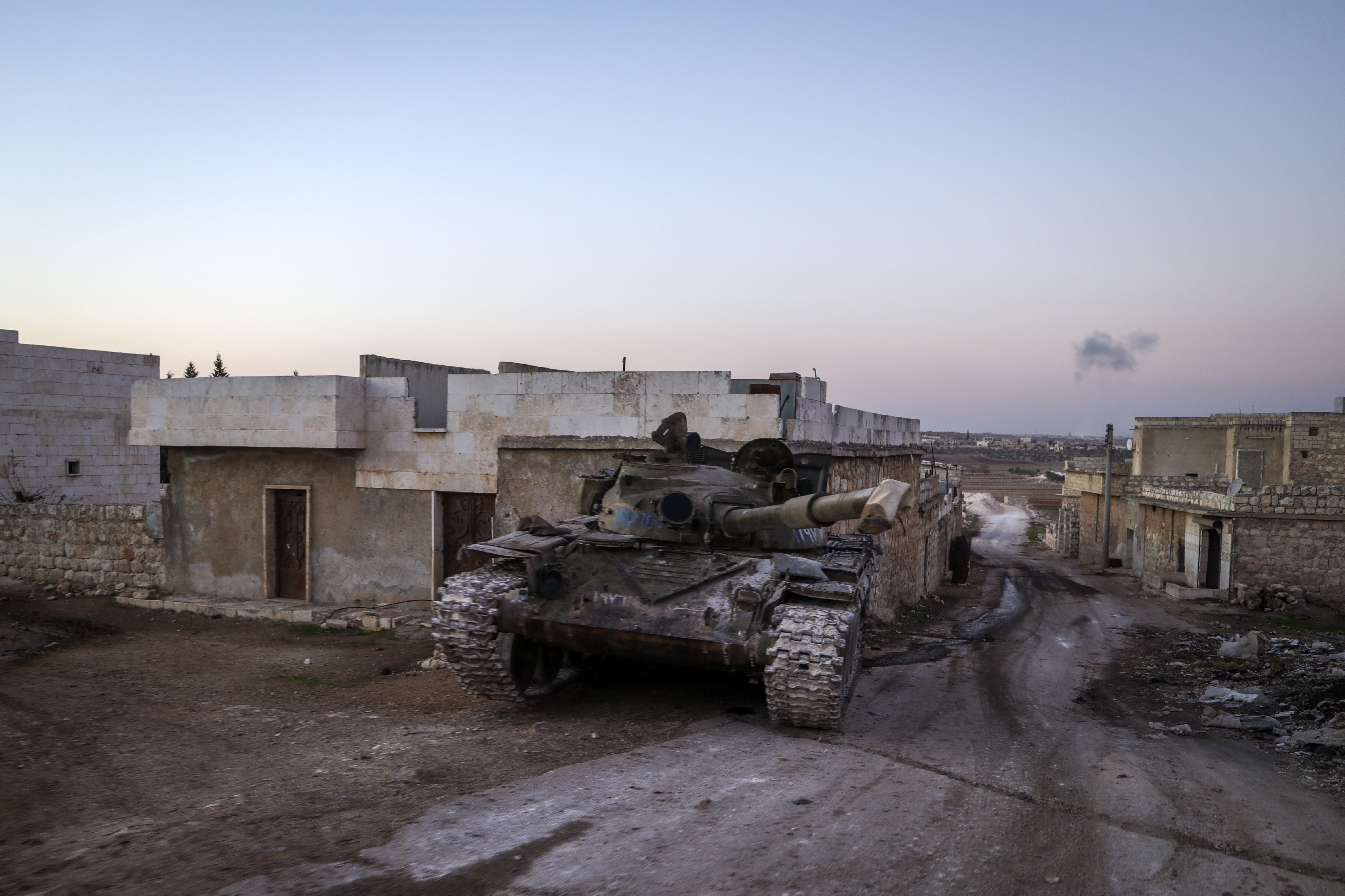 Un tanque del ejército sirio destruido se encuentra en la aldea de Anjara, en las afueras del oeste de Alepo, Siria, el jueves 28 de noviembre de 2024. (Foto AP/Omar Albam)